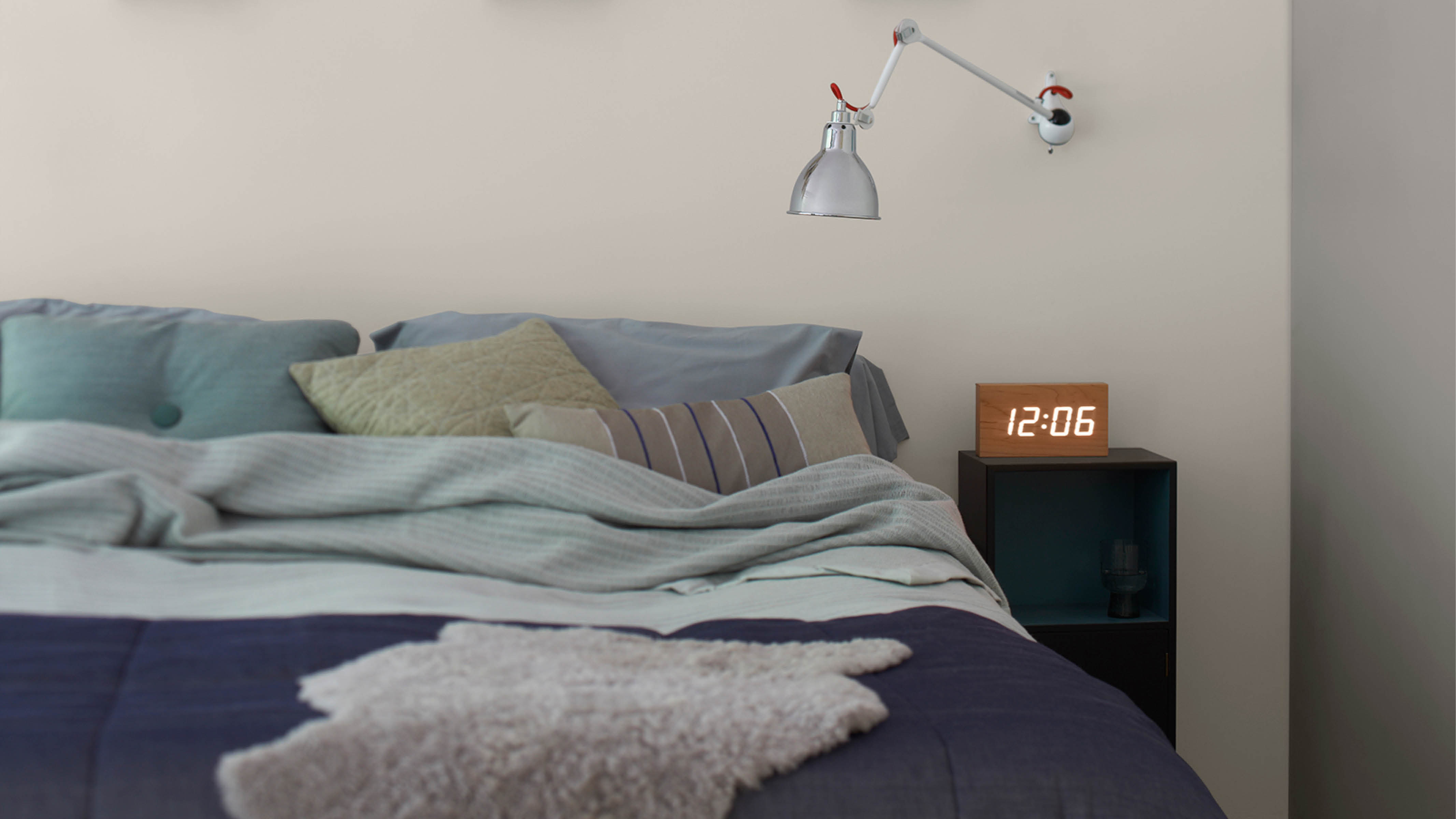 Dormitorio acogedor neutro Combinar diferentes texturas y acabados, como sábanas de algodón, una alfombra gruesa y una suave manta de lana, te ayudará a introducir diferentes niveles de comodidad en la habitación.