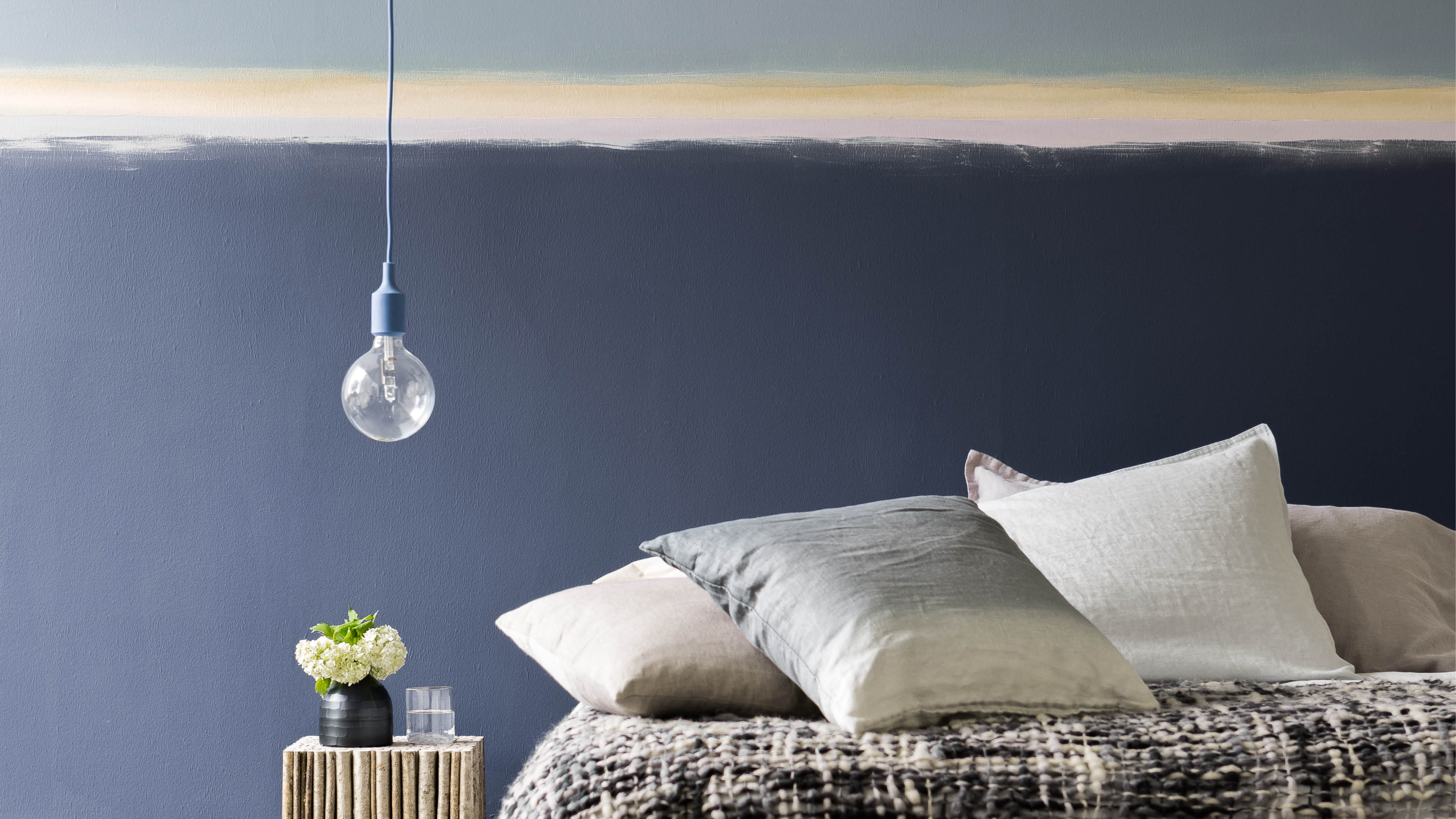 Un relajado dormitorio de invitados Creá un dormitorio de invitados versátil con un esquema de colores neutros sencillo que se puede complementar con muebles y accesorios delicados.