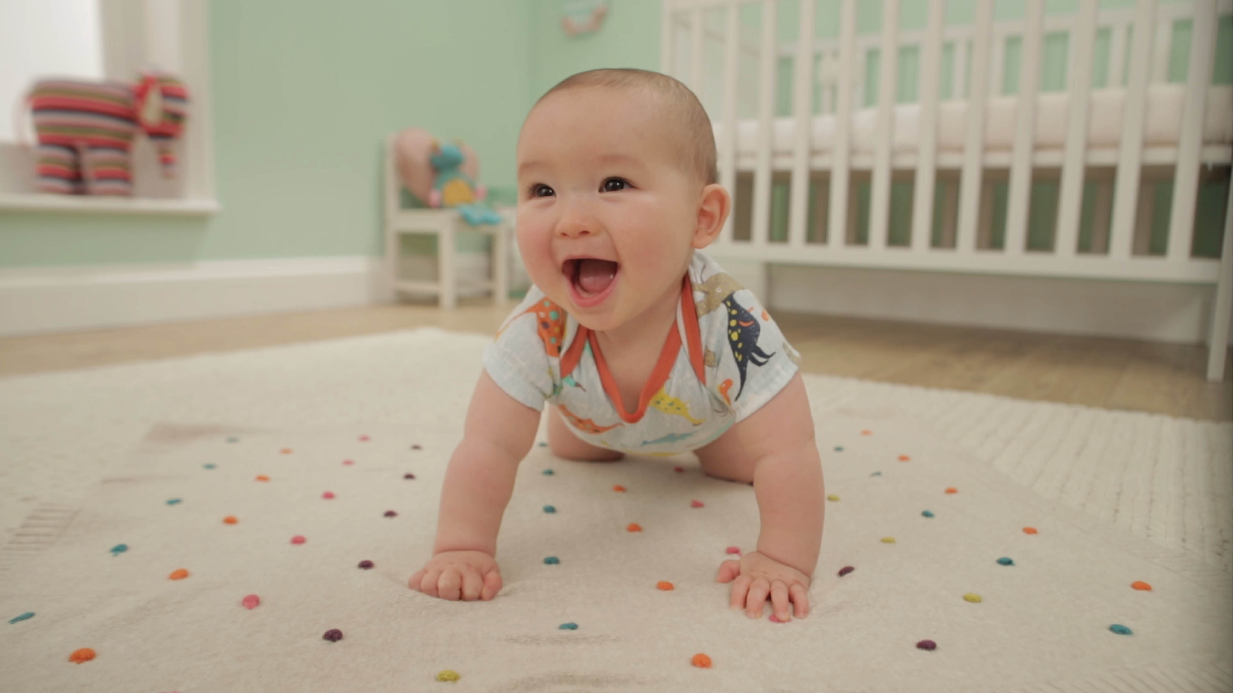 Bebé feliz en su habitación Elegí una alfombra cómoda y antimanchas a juego con el color de las paredes, y complementala con suaves almohadones de suelo.