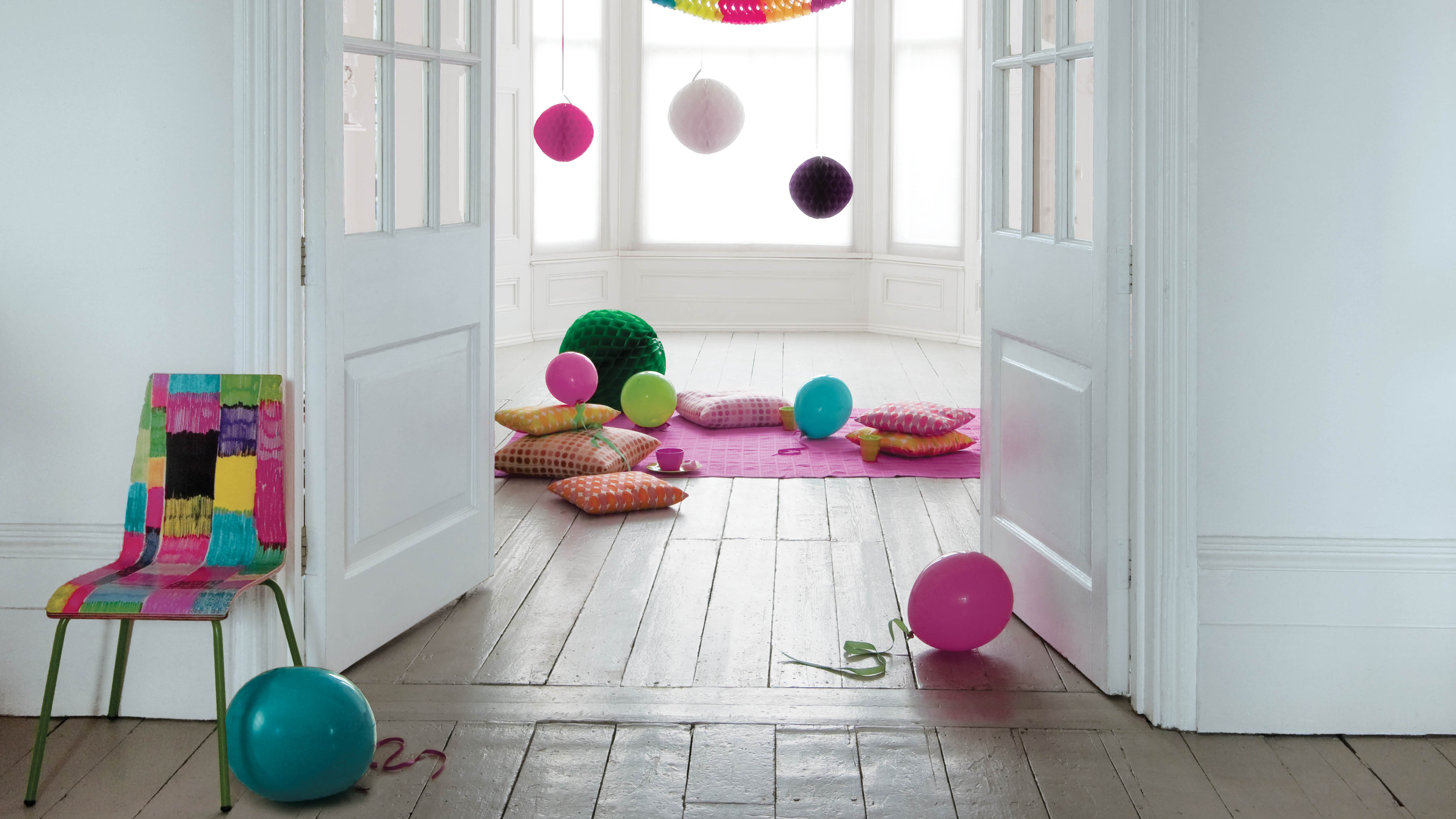 Habitación de bebé neutra con acentos coloridos Una salpicadura de azul, verde, amarillo y rosa pastel pueden tener un aspecto refrescante y moderno en función de la cantidad que uses.