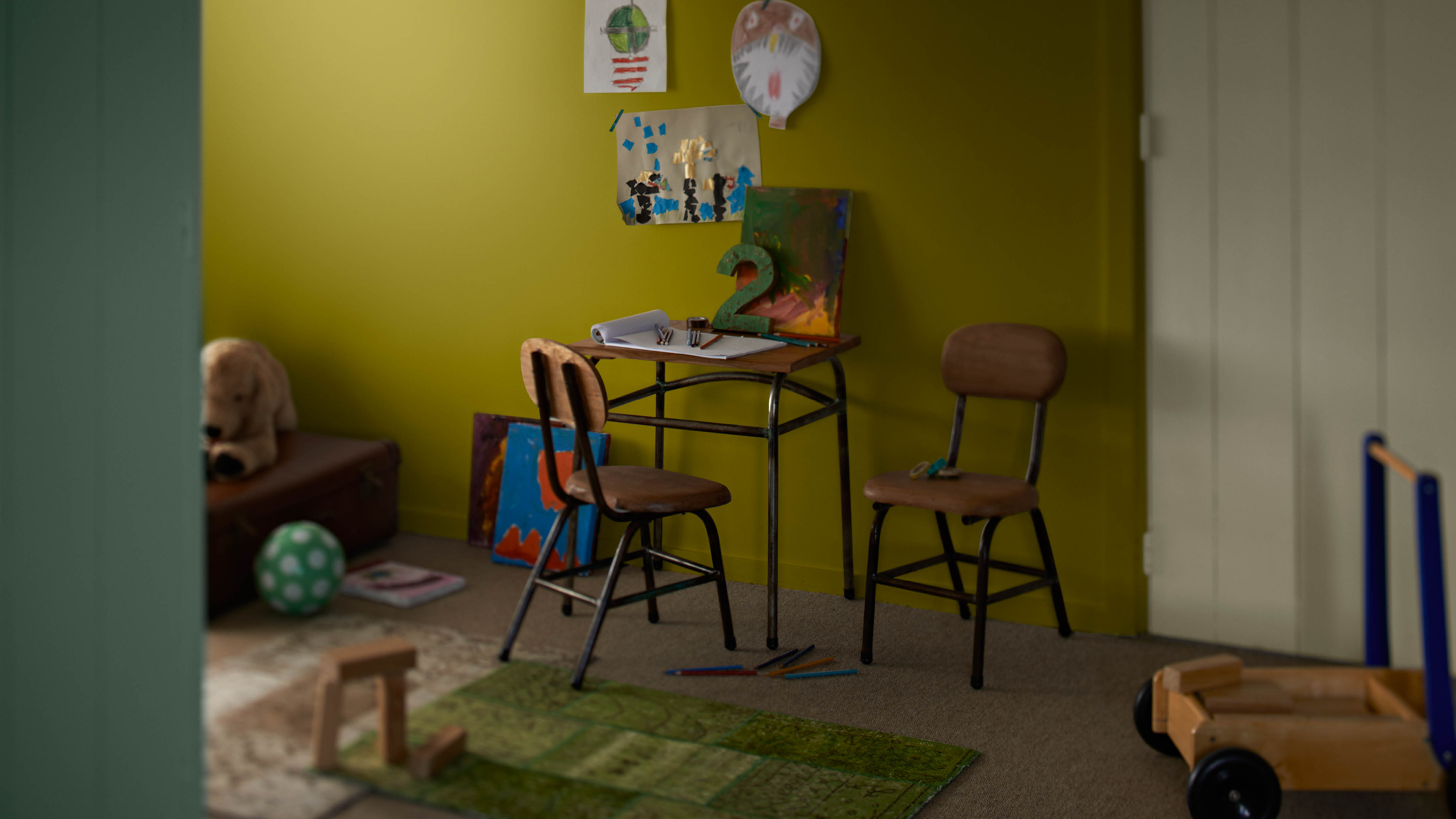 Pensá en verde El verde es la primera opción de color para una habitación de bebé versátil. Es lo bastante relajante como para hacer que el niño duerma bien, pero también estimulante como para ayudar a la concentración.