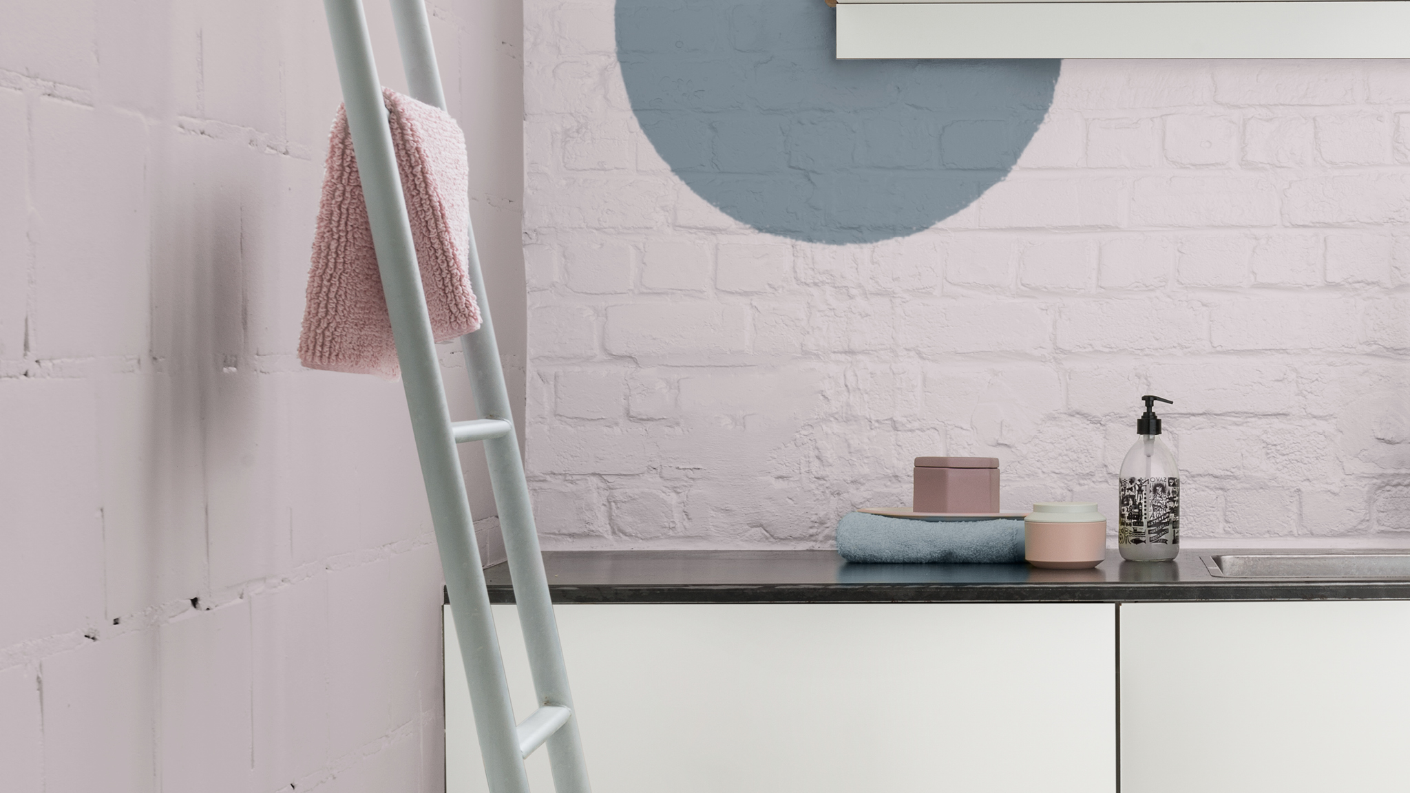 Baño de dos tonos Las inesperadas formas geométricas pintadas con colores acentuados les otorgan energía a tus espacios.