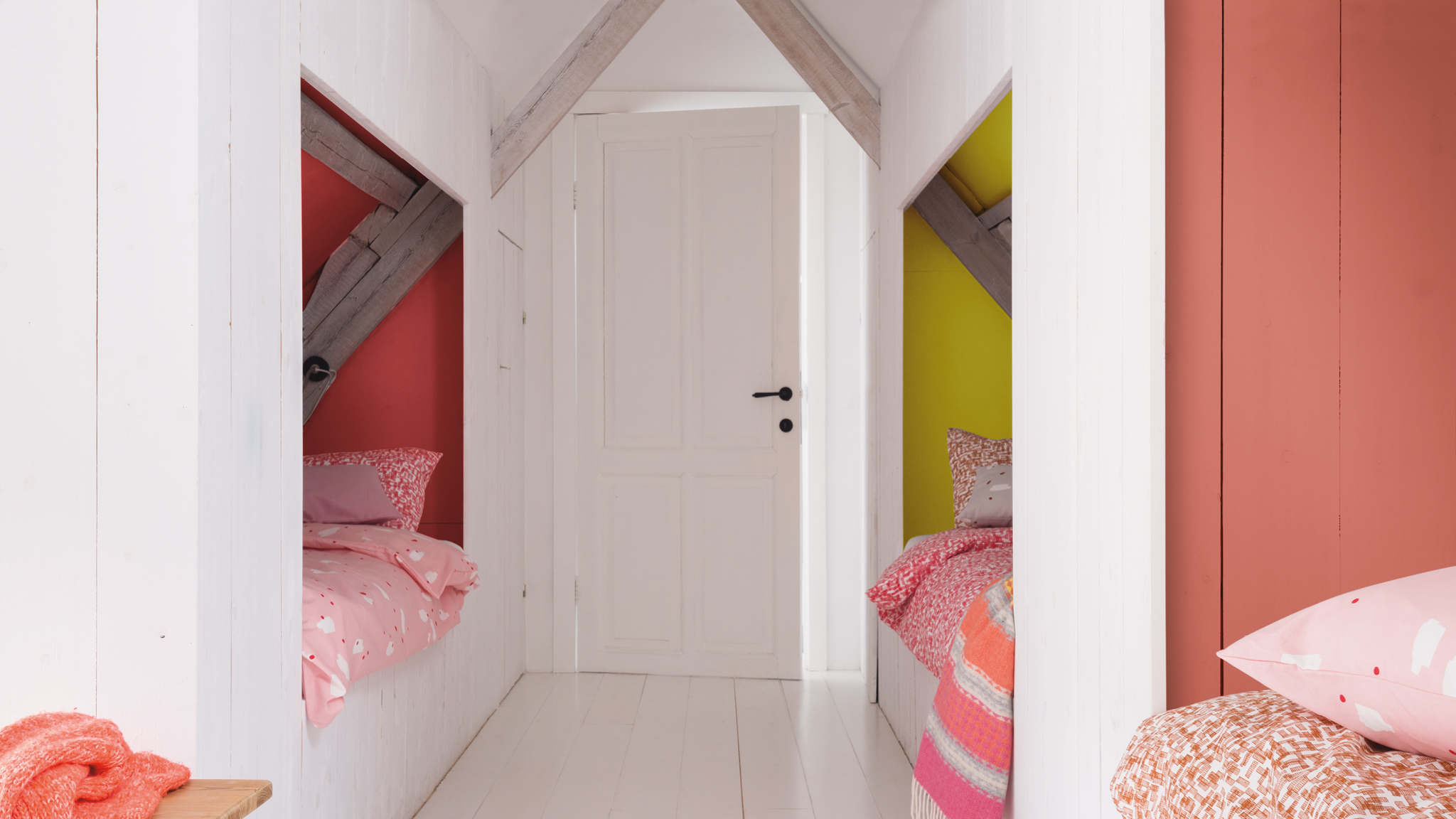 Dormitorio rosa Pintá zonas de recreo con colores acentuados complementarios para aprovechar el espacio.