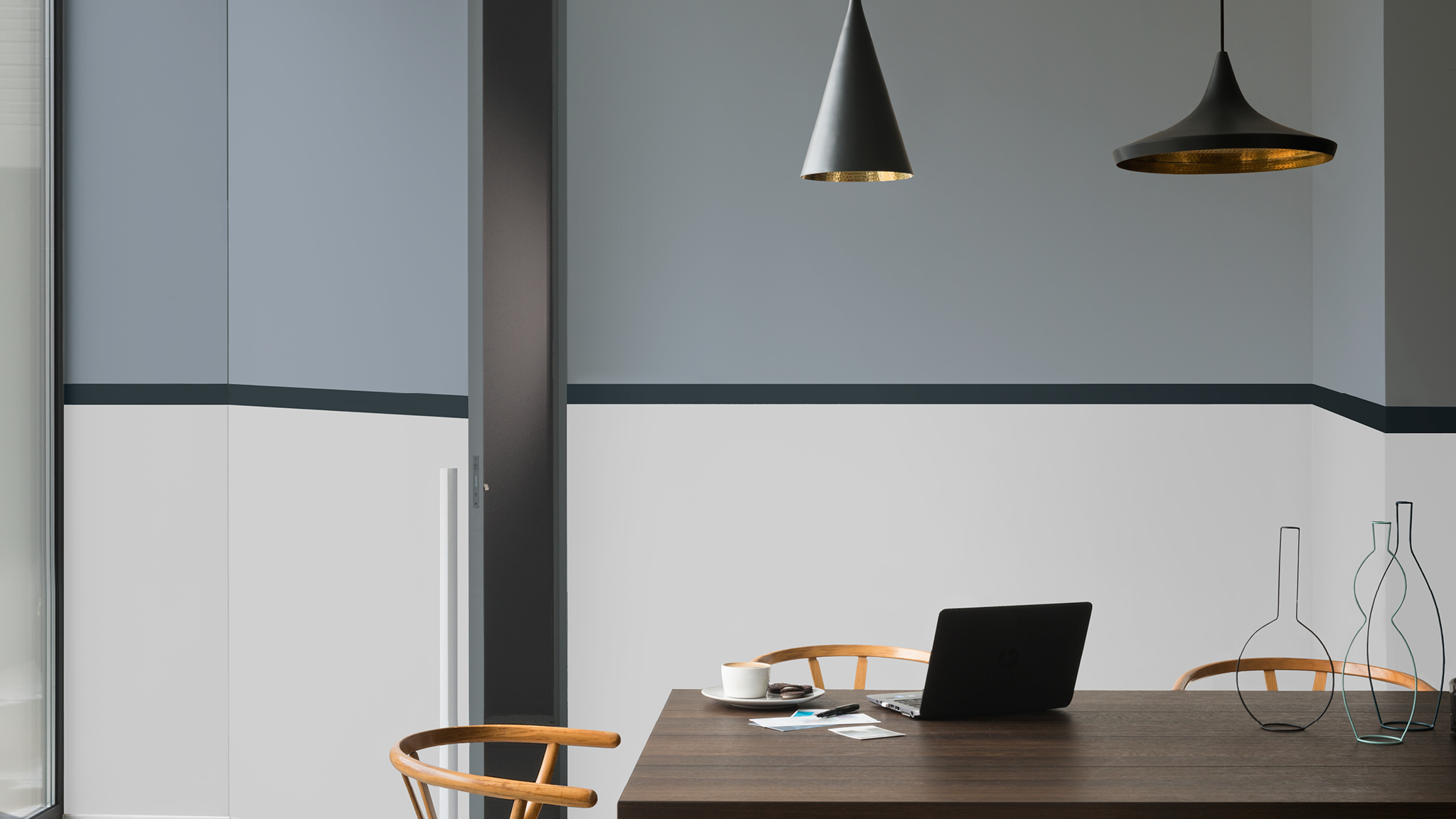 Laptop en la mesa del comedor Elegí una mesa para el comedor que se use también para trabajar.