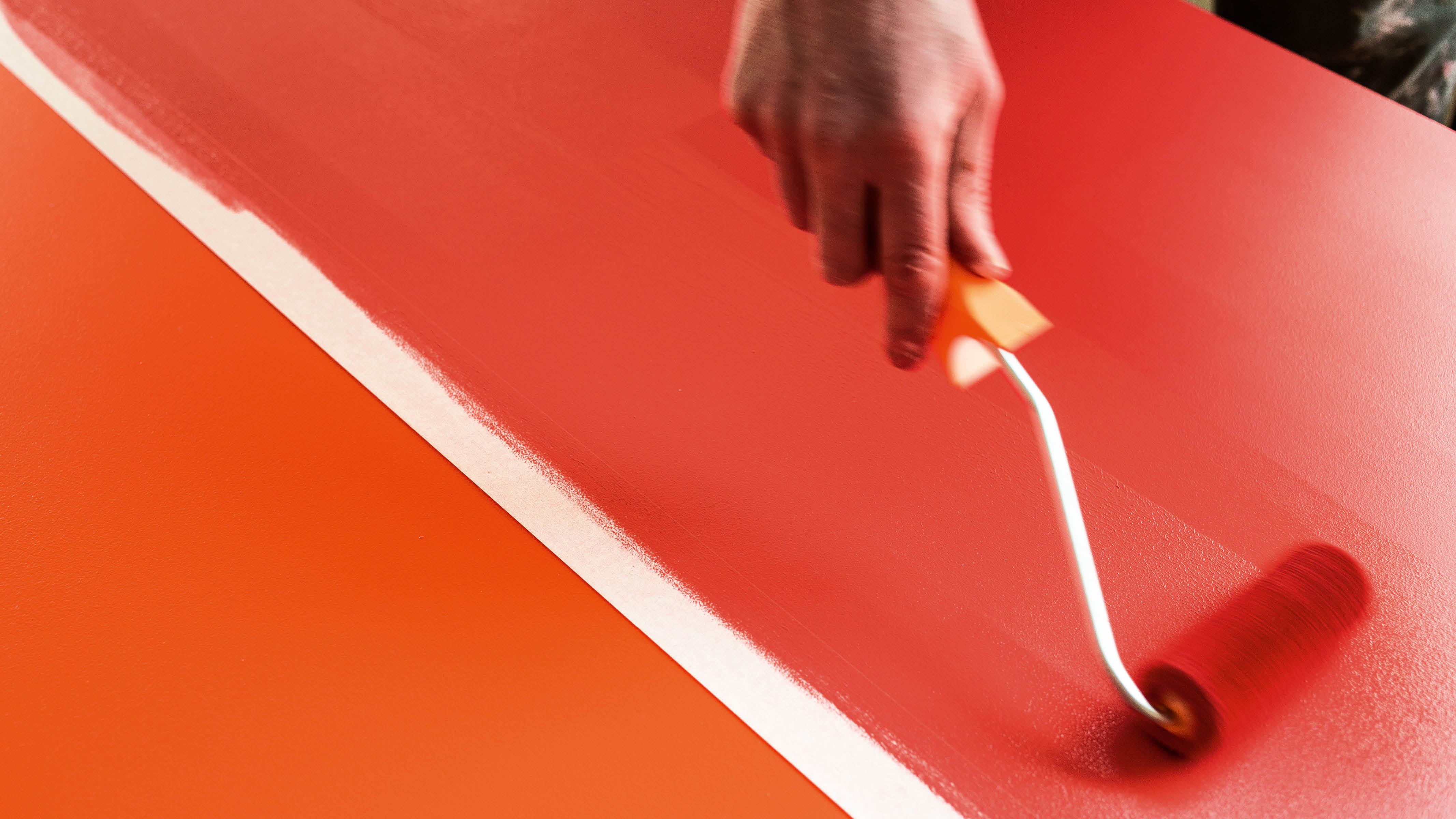 Pintala de rojo Se cree que los colores del lado más cálido del espectro estimulan la mente y el cuerpo, así que conviene dedicar tiempo a pensar la selección del esquema de colores adecuado para la habitación del bebé.