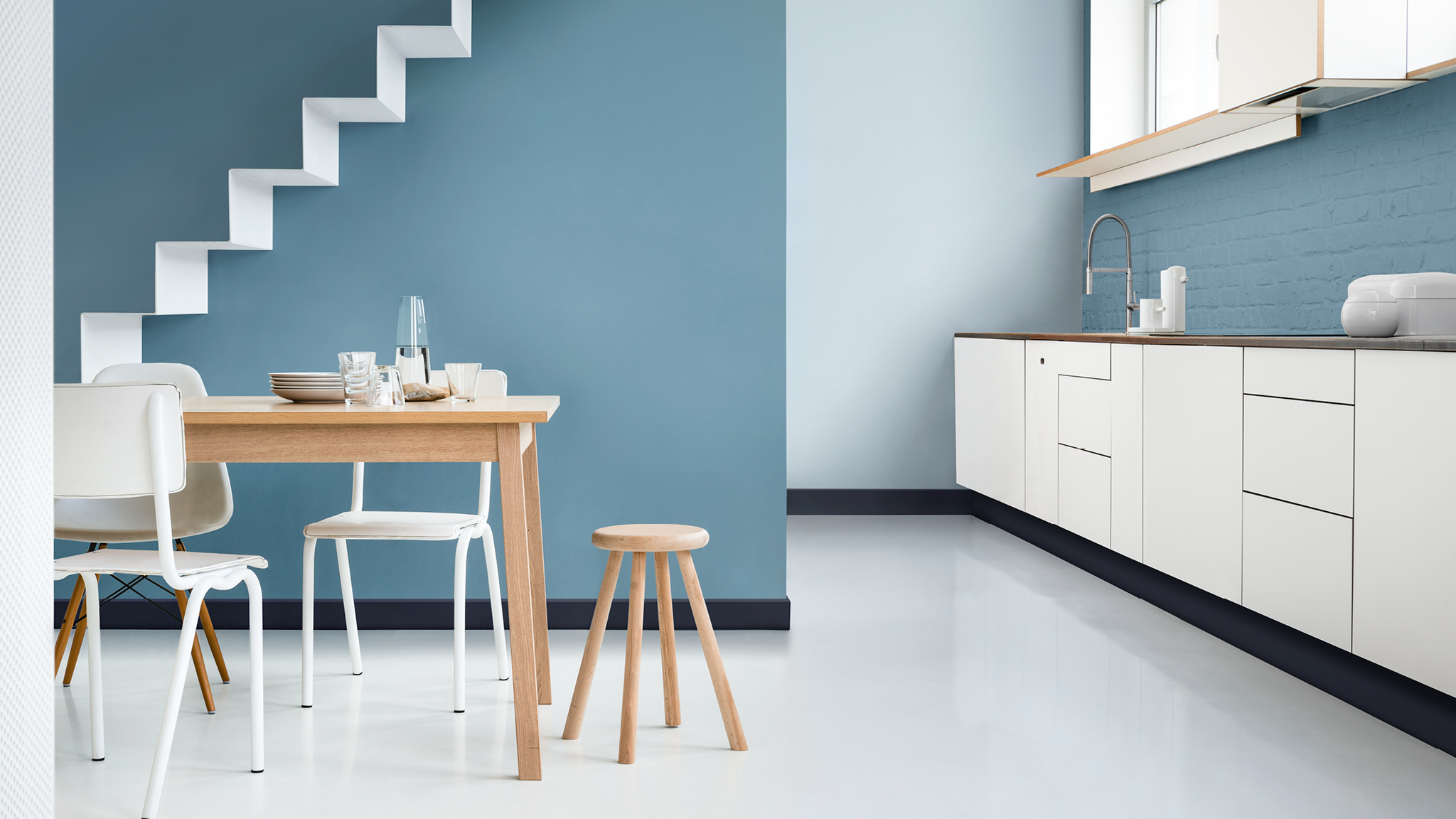 Cocina llamativa azul El Color del año 2017, Gris Humo 90BG 30/073, combina muy bien con otros azules en un diseño sorprendente de cocina.