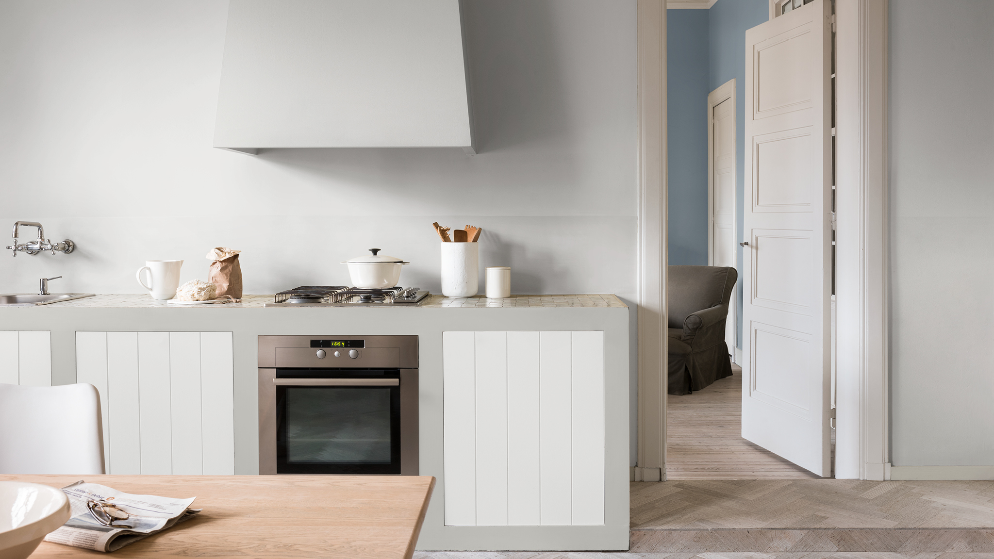 Cocina minimalista Podés usar las combinaciones de colores tono sobre tono en las habitaciones y en los espacios entre ellas.