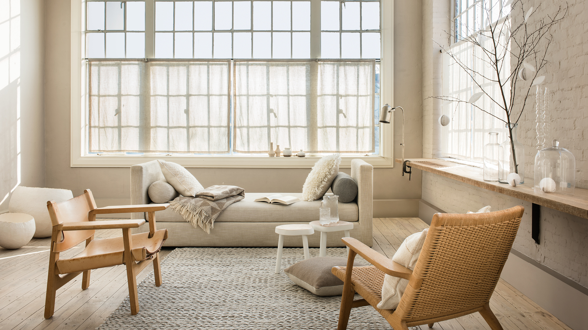 Espacio en blancos y colores naturales Con las texturas y los tonos blancos, podés crear un diseño relajante y con estilo en tu hogar.