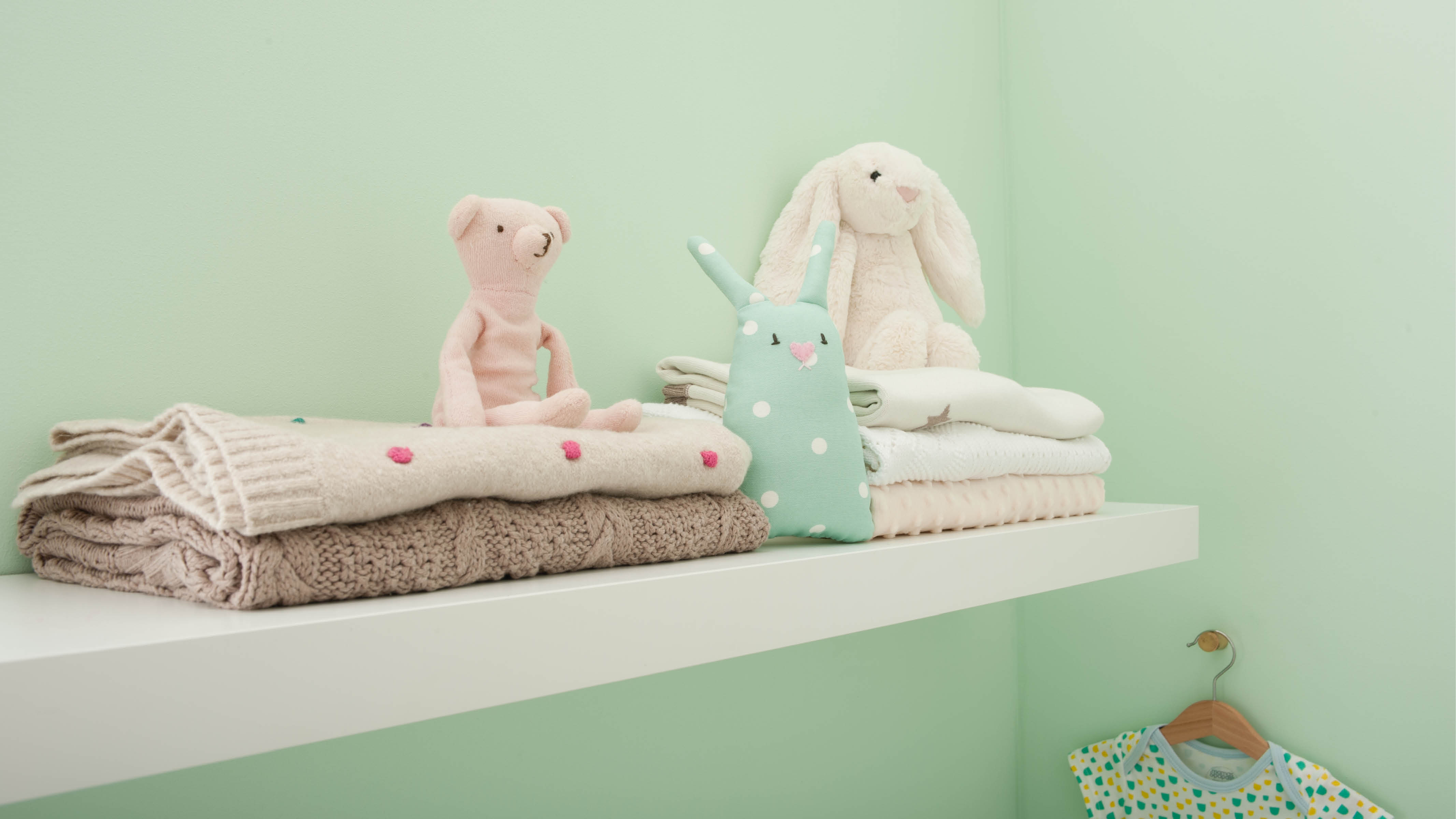Habitación de bebé de un hermoso verde El verde menta es suave y fresco, idóneo para el esquema de colores de una habitación de bebé; es lo bastante suave como para apaciguar al pequeño, pero estimulante para que vos no te vengas abajo en esas noches en las que ellos no se tranquilizan.