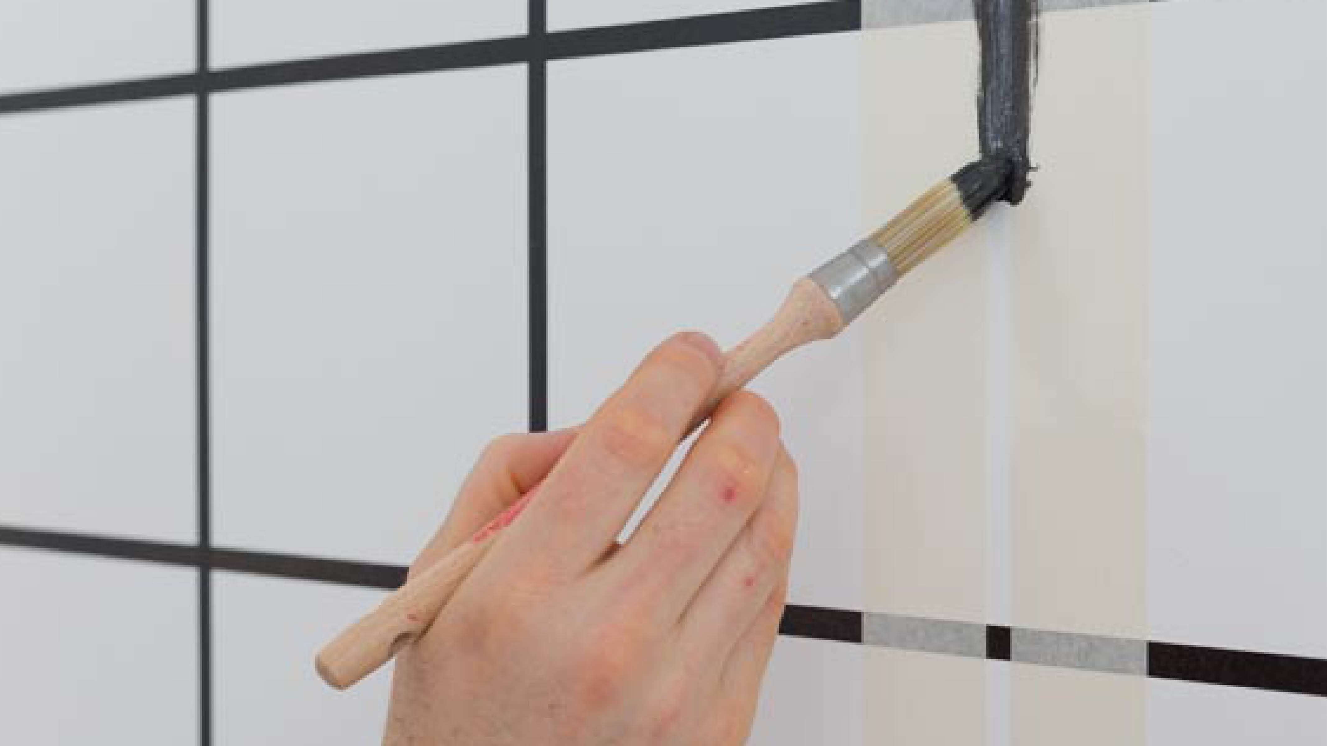 Pintá una trama en la pared El bebé lo verá todo de blanco y negro durante las primeras semanas de vida, así que las rayas o las tramas de contraste son una buena forma de estimular su desarrollo visual.