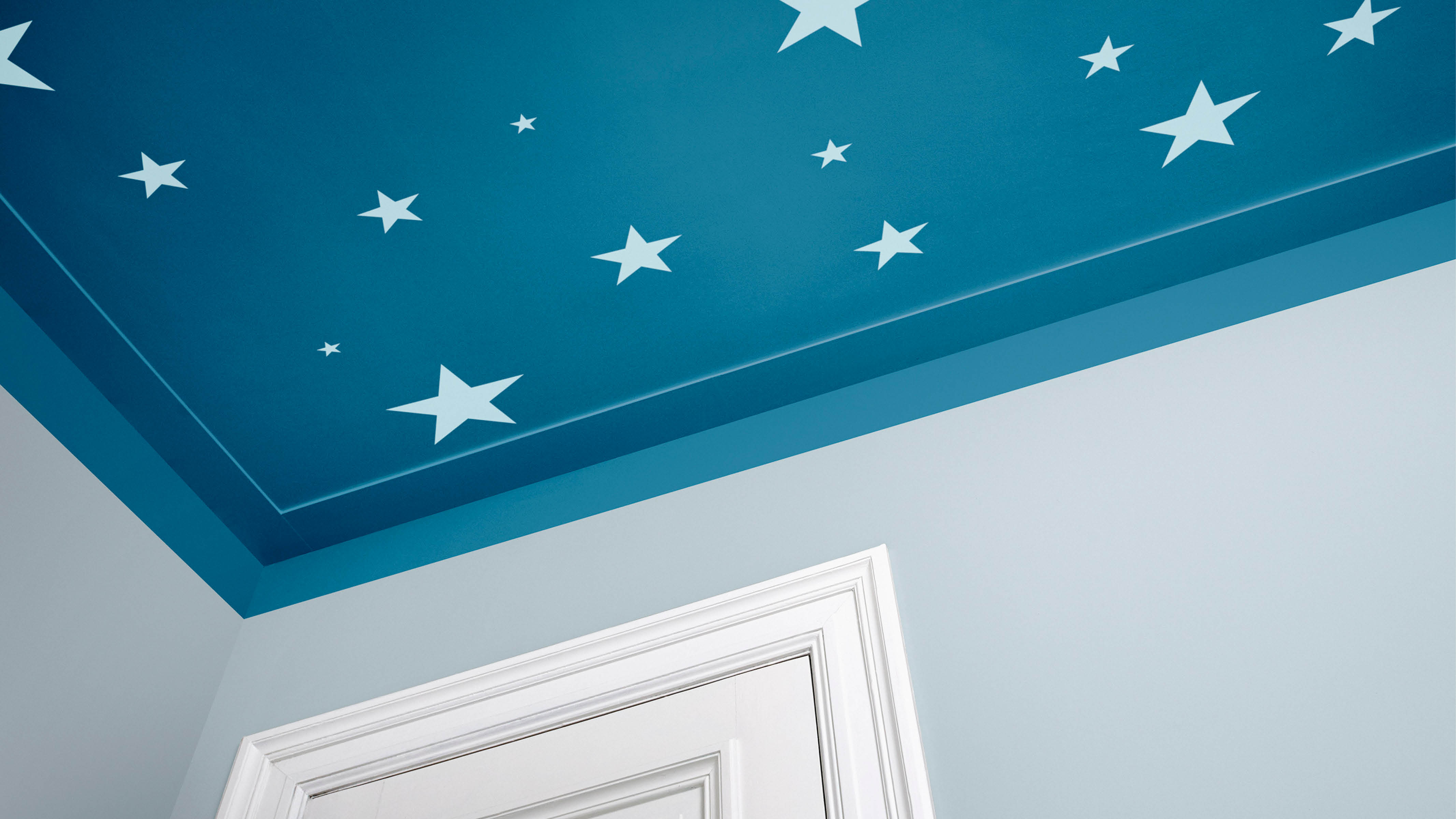 Habitación de bebé con estrellas pintadas Reproducí el cielo nocturno con estrellas pintadas o calcomanías luminosas que brillen en la oscuridad.