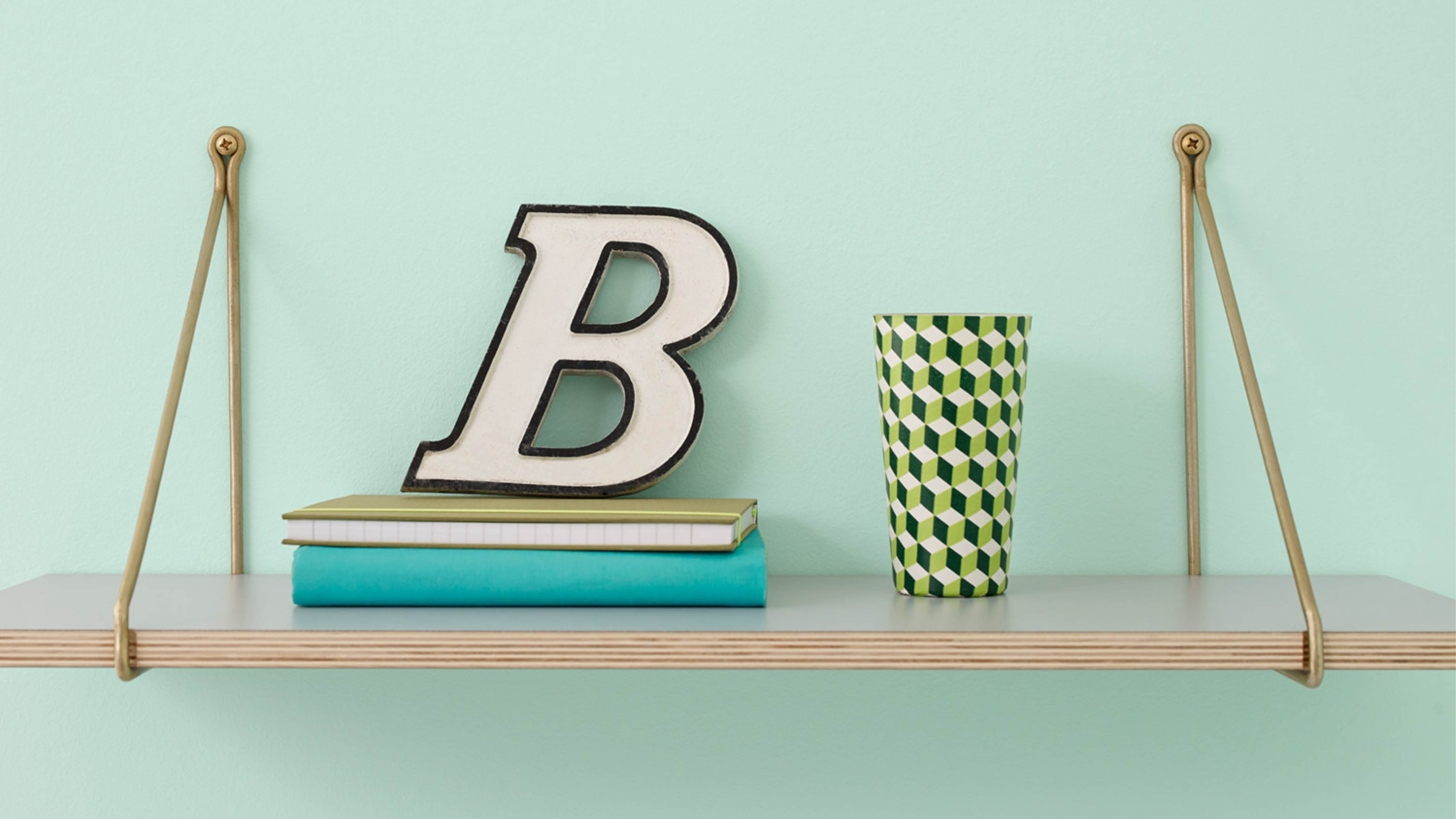 Habitación de bebé con temática de alfabeto La incorporación de letras y palabras le dará un toque de personalidad a la habitación del bebé.