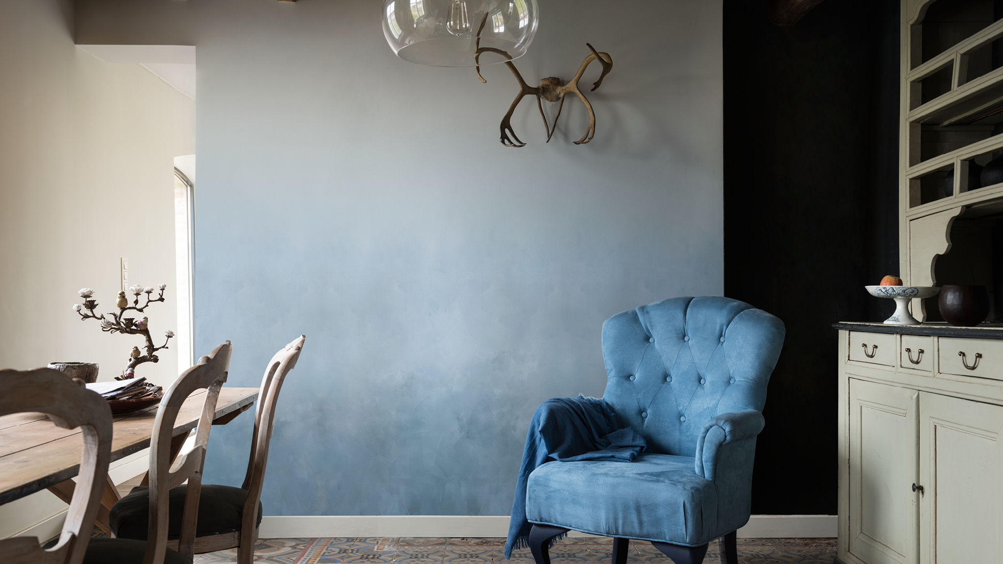 Sillón y espacio azul descolorido Matizá los tonos más oscuros y más claros de una paleta; llevá los colores tierra más oscuros a más claros.
