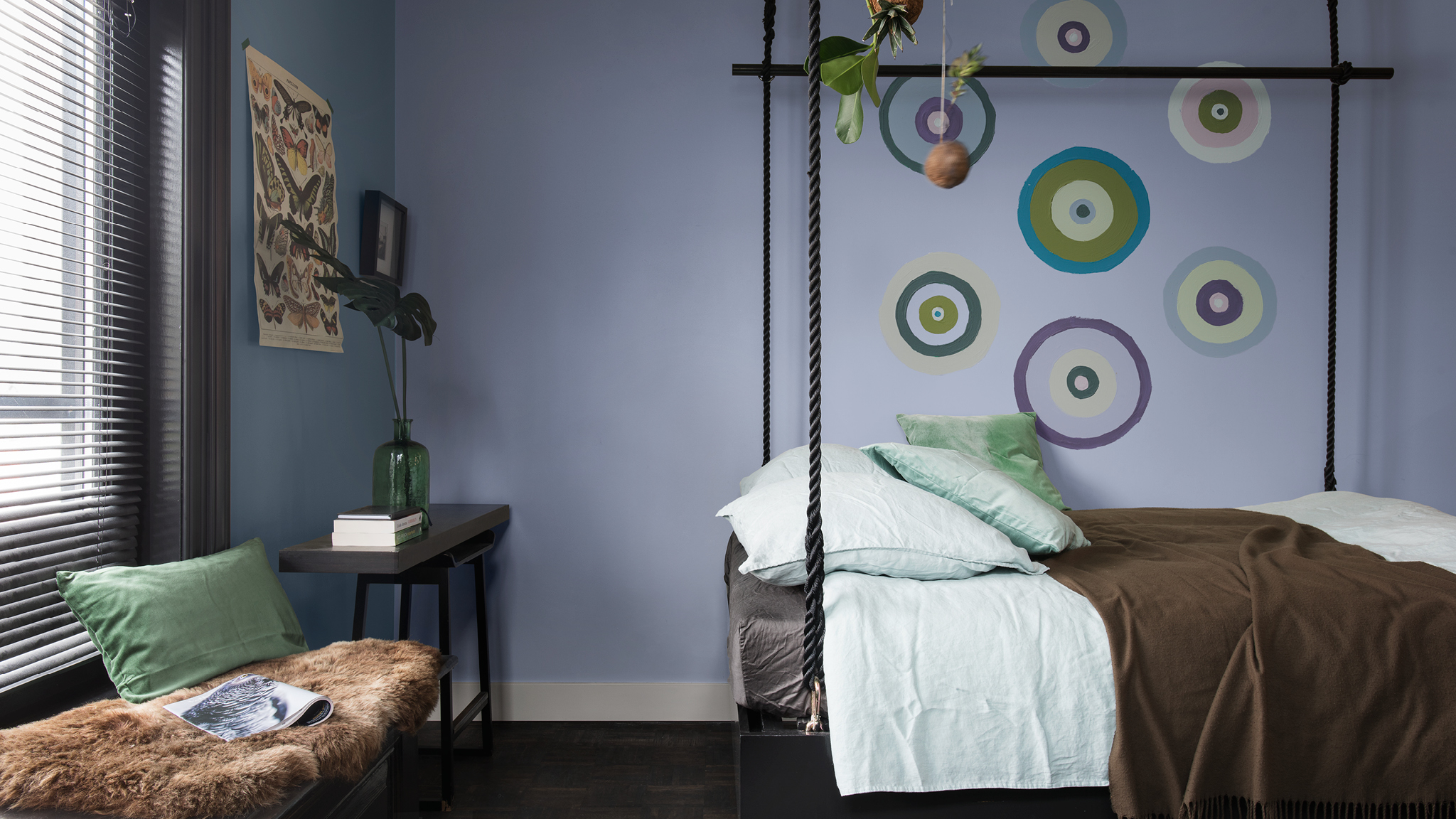 Dormitorio natural Usá motivos simples y pintados a mano para destacar los colores individuales en el diseño de tu habitación.