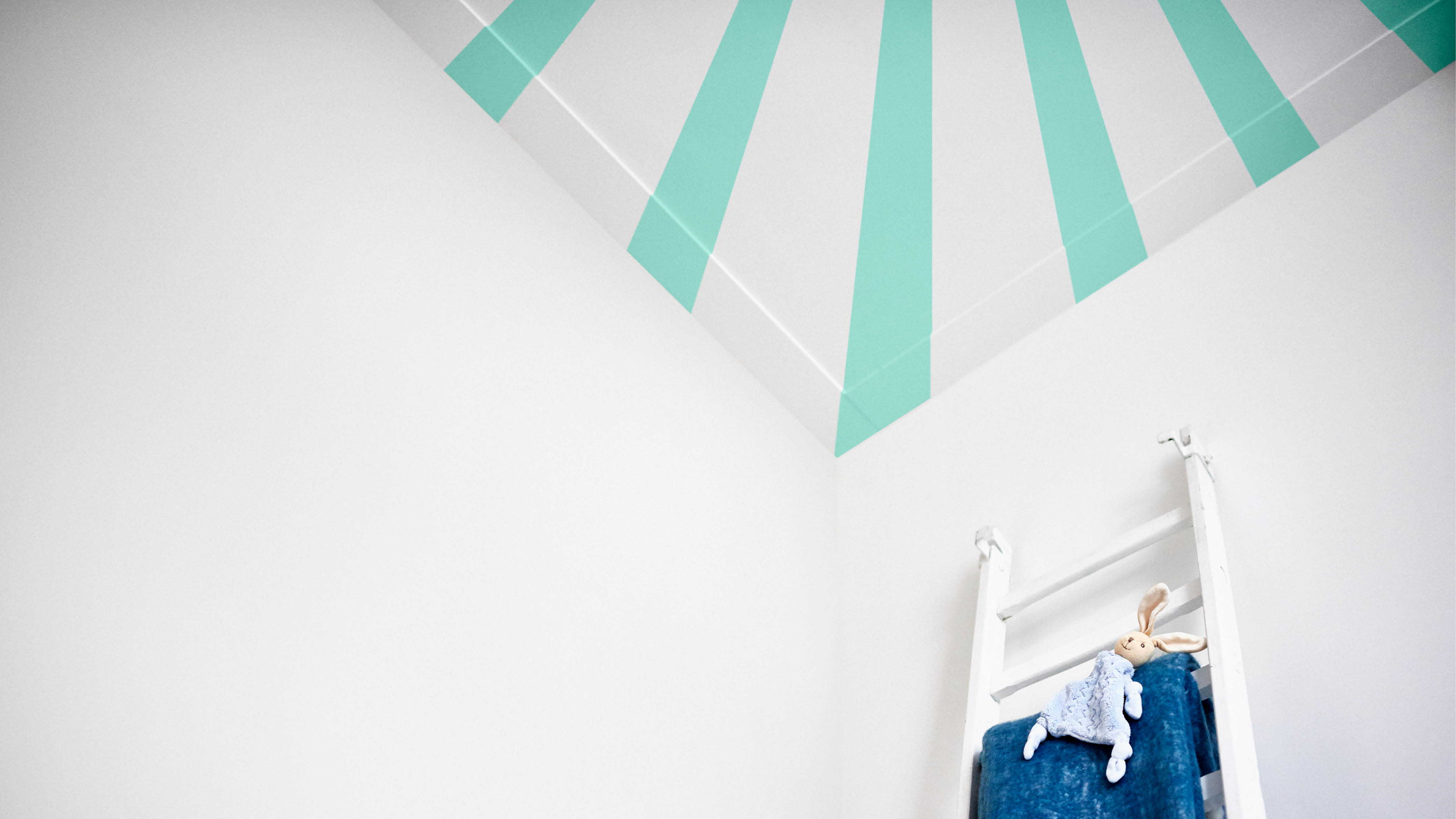 Techo de habitación de bebé pintado A los bebés les fascinan las tramas con contraste acentuado, por lo que las rayas son una fantástica elección para el techo de una habitación de bebé.
