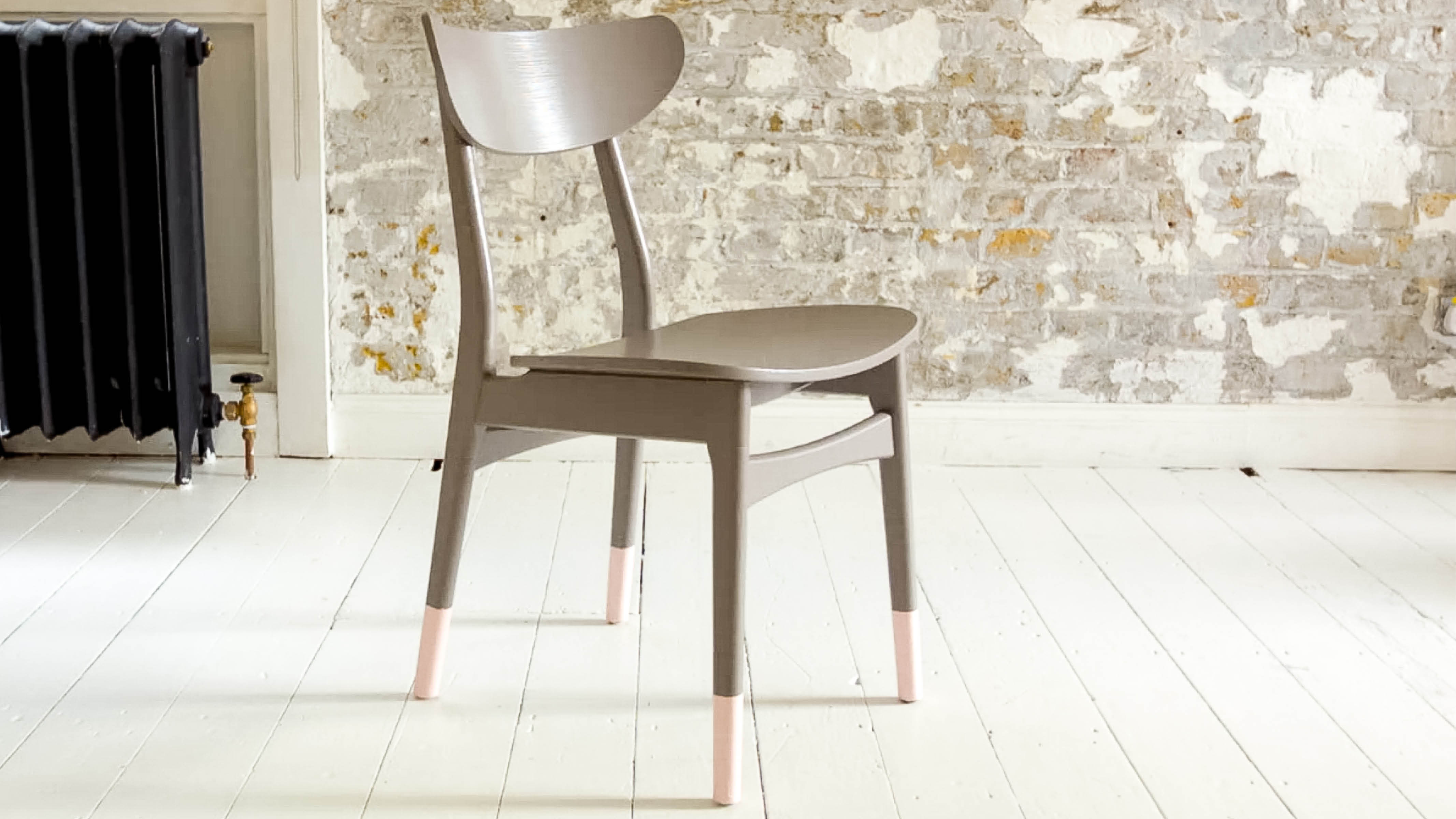 Un poco de color puede hacer una gran diferencia No tenés que pintar toda una pared con un mismo diseño para crear un gran impacto. Una inesperada salpicadura de diseño, como unas patas de mesa con rayas azules y grises o formas de rombo dentro de un armario o cajón, le darán un estilo de diseñador a tu esquema.