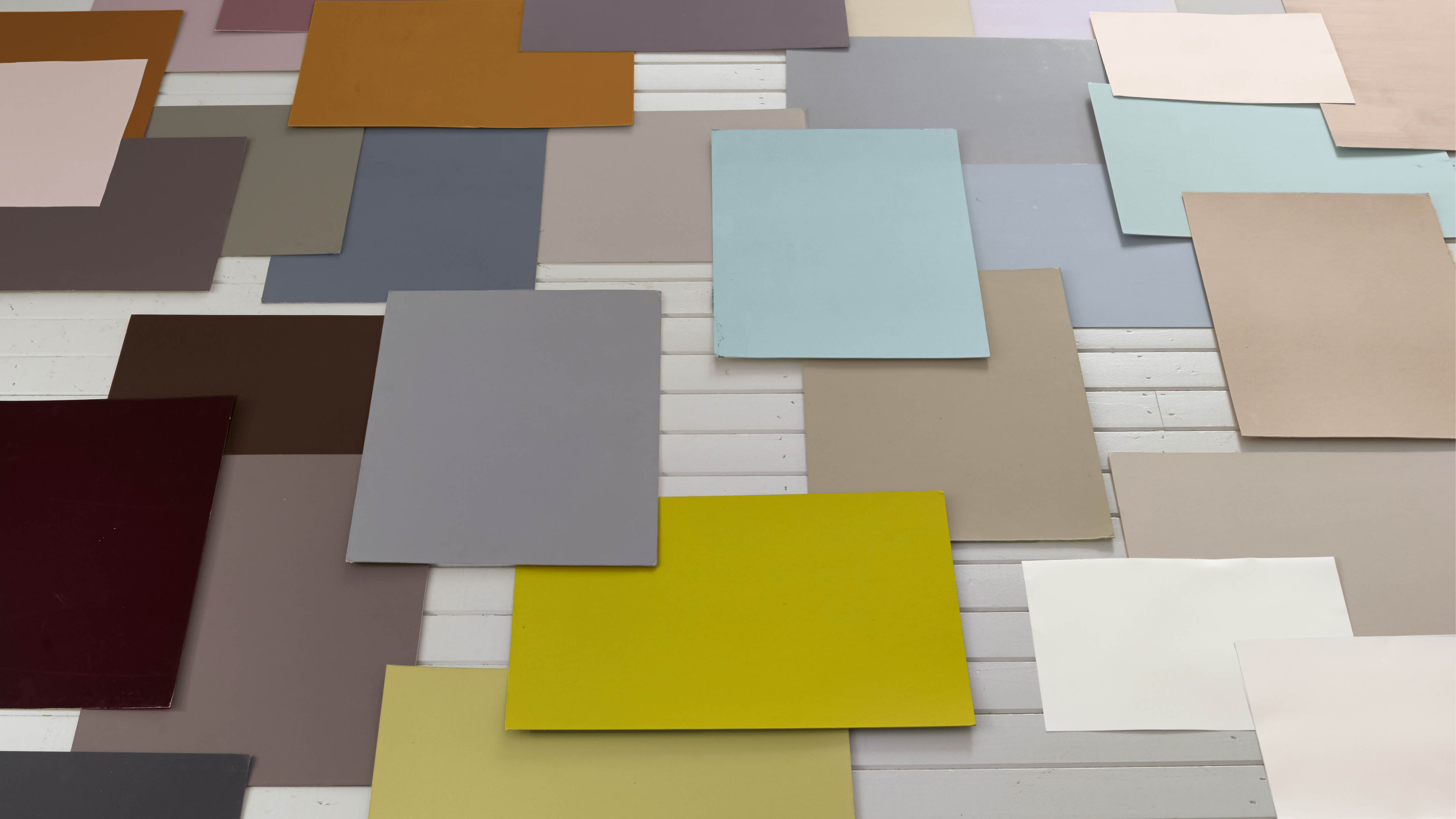 Colores inspirados en el mundo Infundí en tu pequeño el deseo de viajar decorando su habitación con un colorido mapa del mundo.