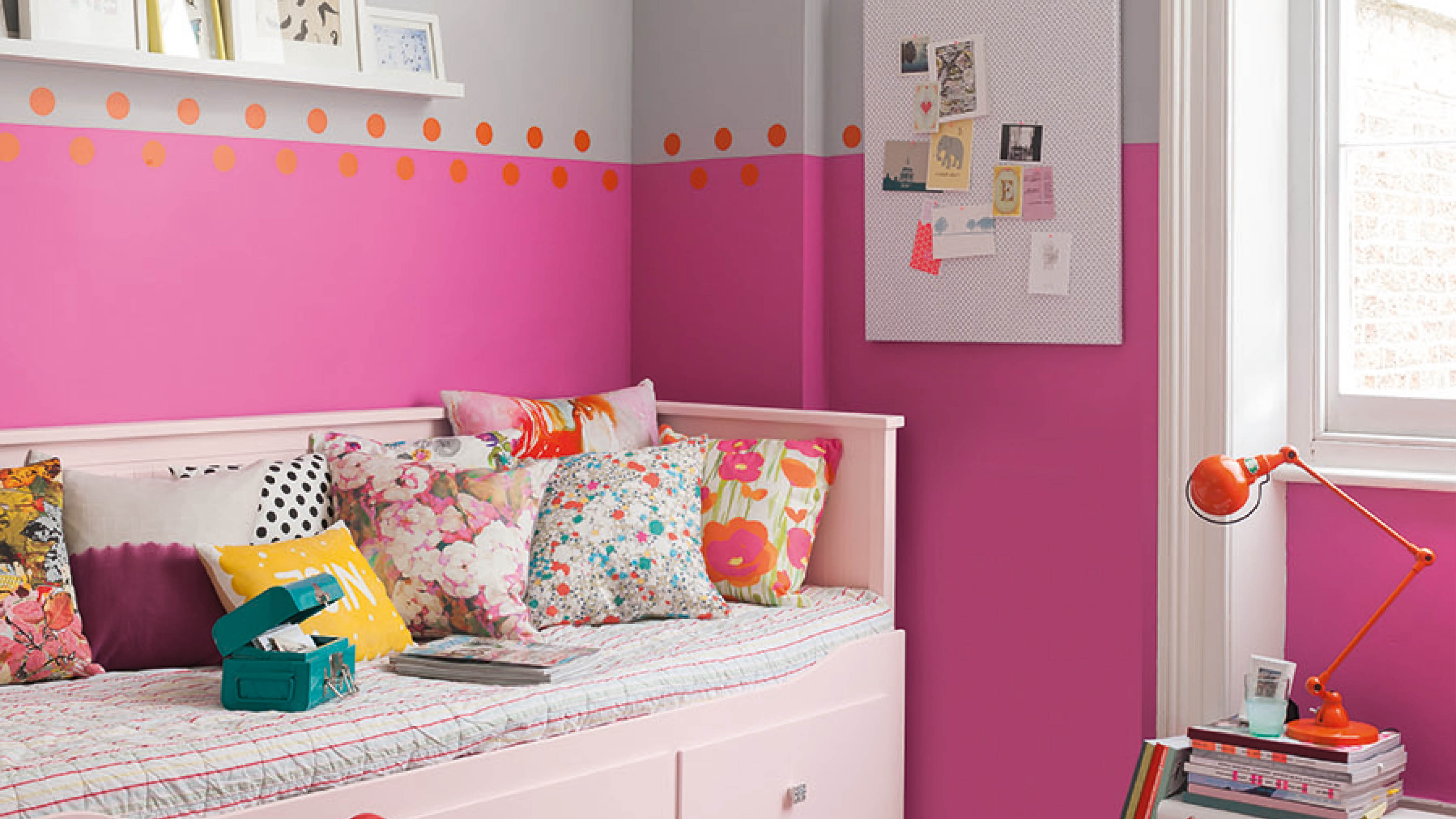 Habitación de bebé rosa y gris El equilibrio entre tonos atrevidos, como un neón rosa, con un color más atenuado, como el gris, es una gran manera de jugar con el color sin sobrecargar el esquema de la habitación del bebé.