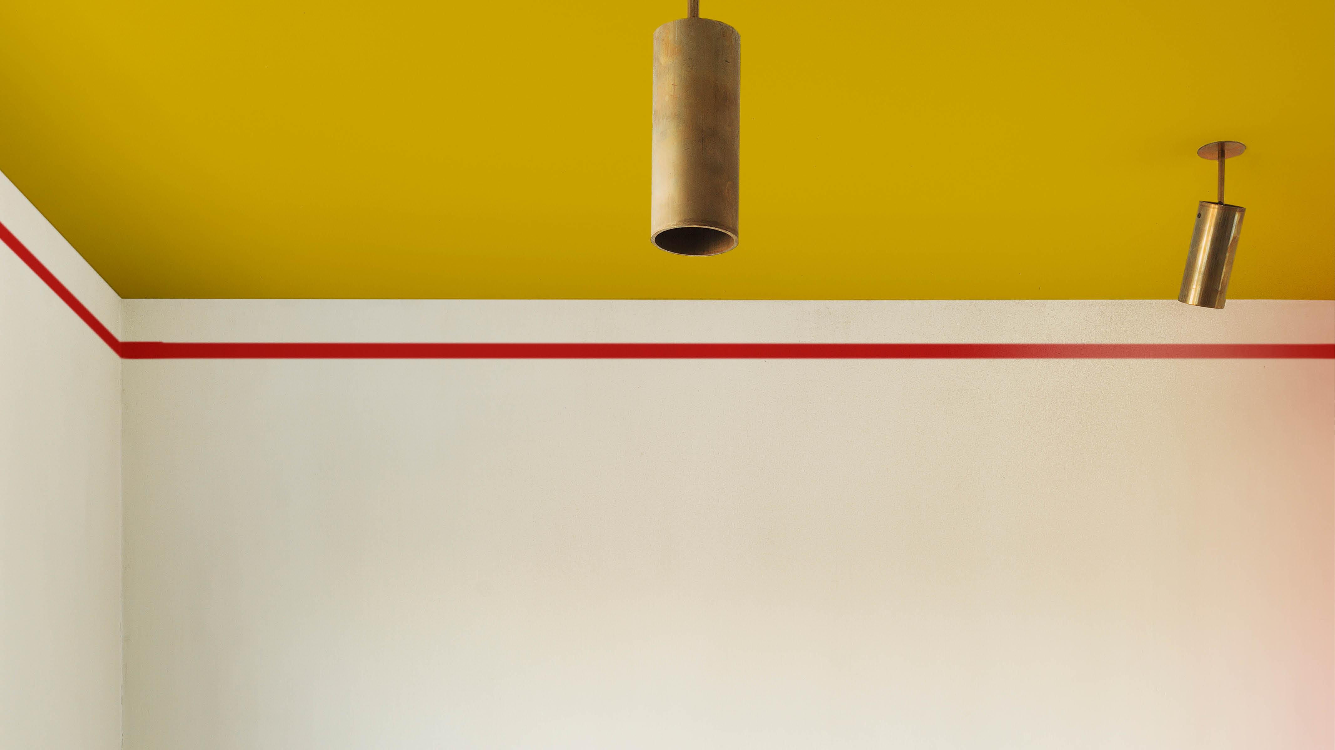 Techo de colores con una raya Si no querés decorar todo el techo, podés lograr un efecto similar si pintás las molduras o una sola raya en la parte superior de la habitación del bebé con un color que contraste.