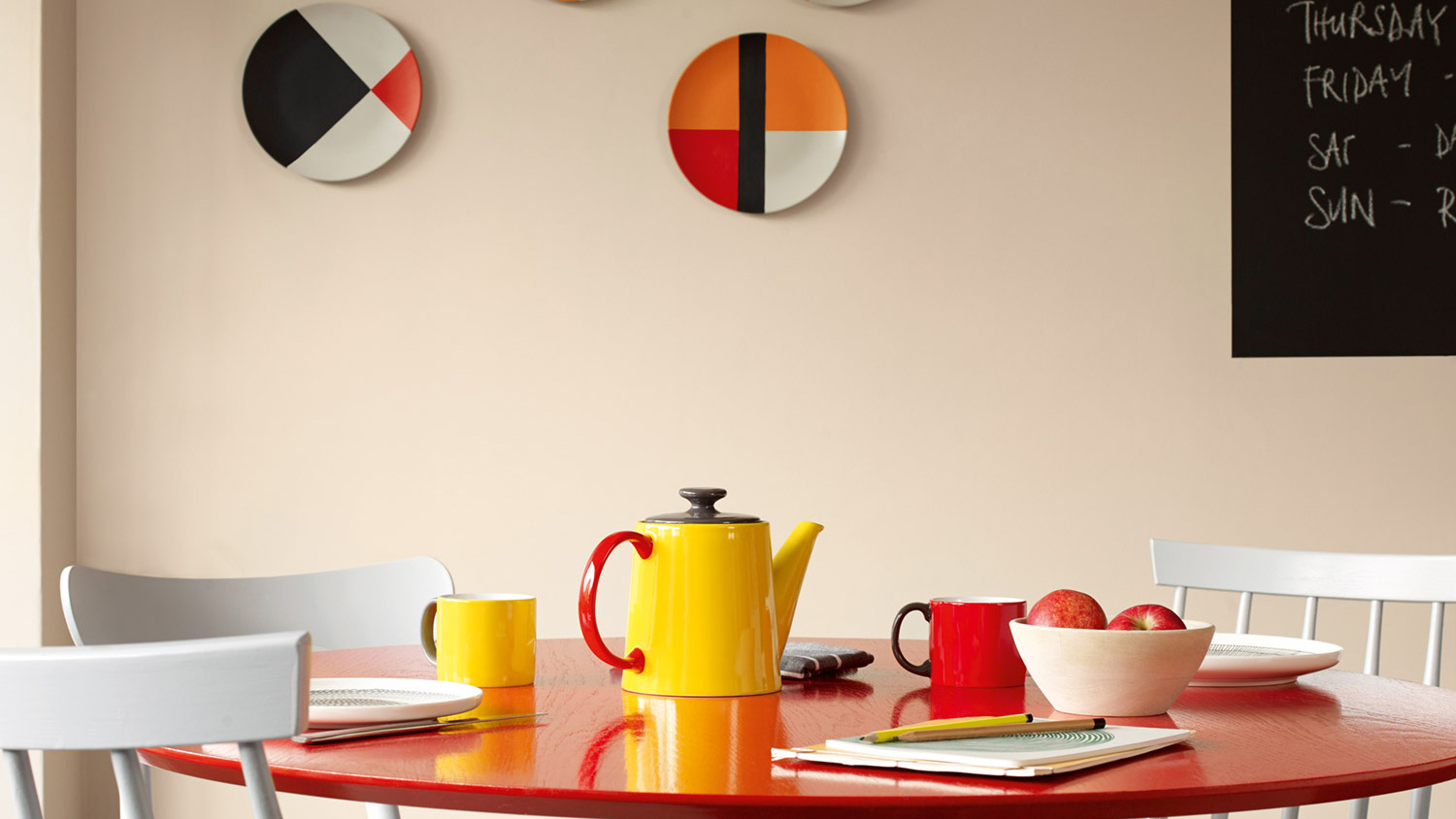 Anadi color con accesorios divertidos Una tostadora, tetera o vajilla de un color vivo añadirán interés y profundidad a tu diseño de cocina
