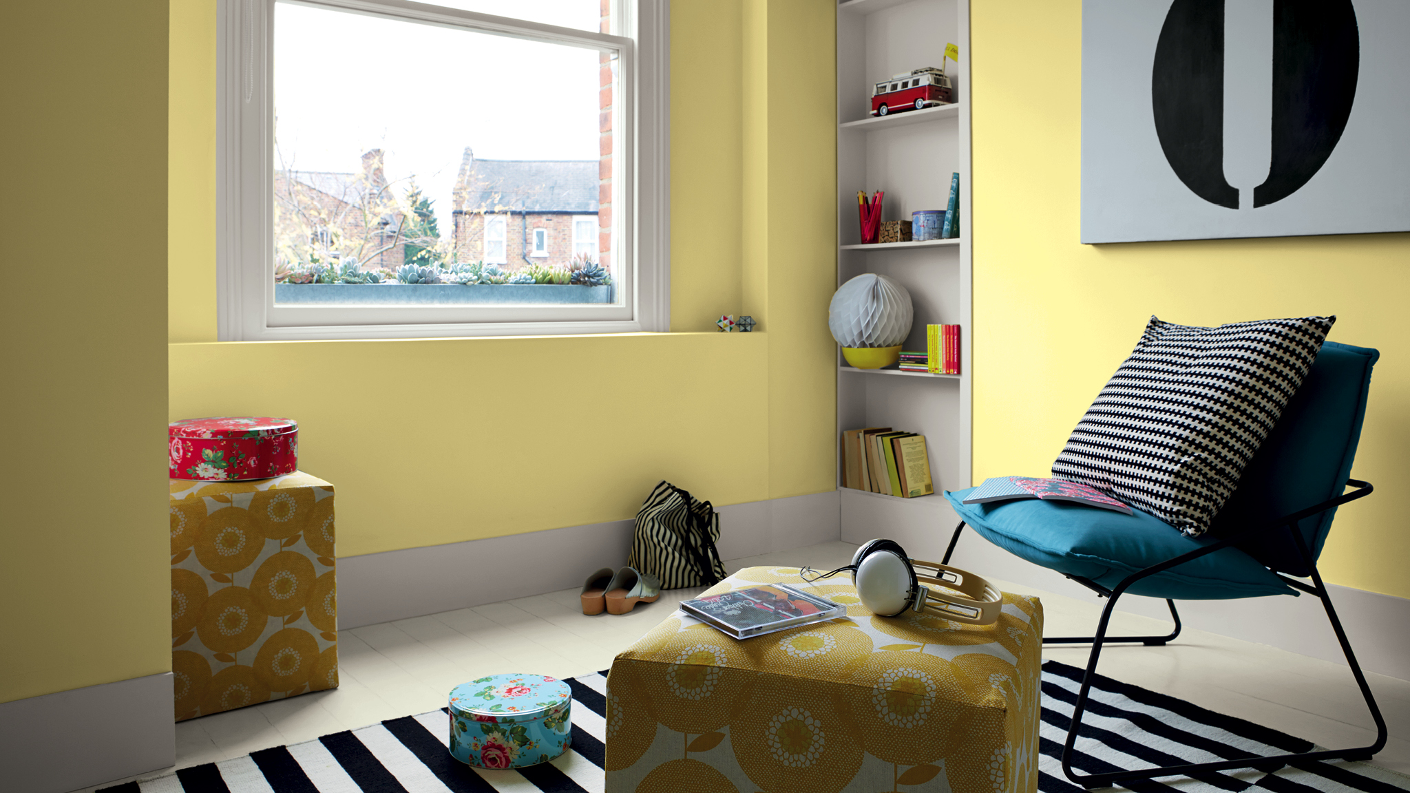 Anadi interes a un diseno neutro Los tonos neutros no tienen por qué ser aburridos. Utilizalos como base para tu diseño y después añadí unos toques de un color vivo en la ropa de cama y los accesorios para lograr un look alegre y juvenil.