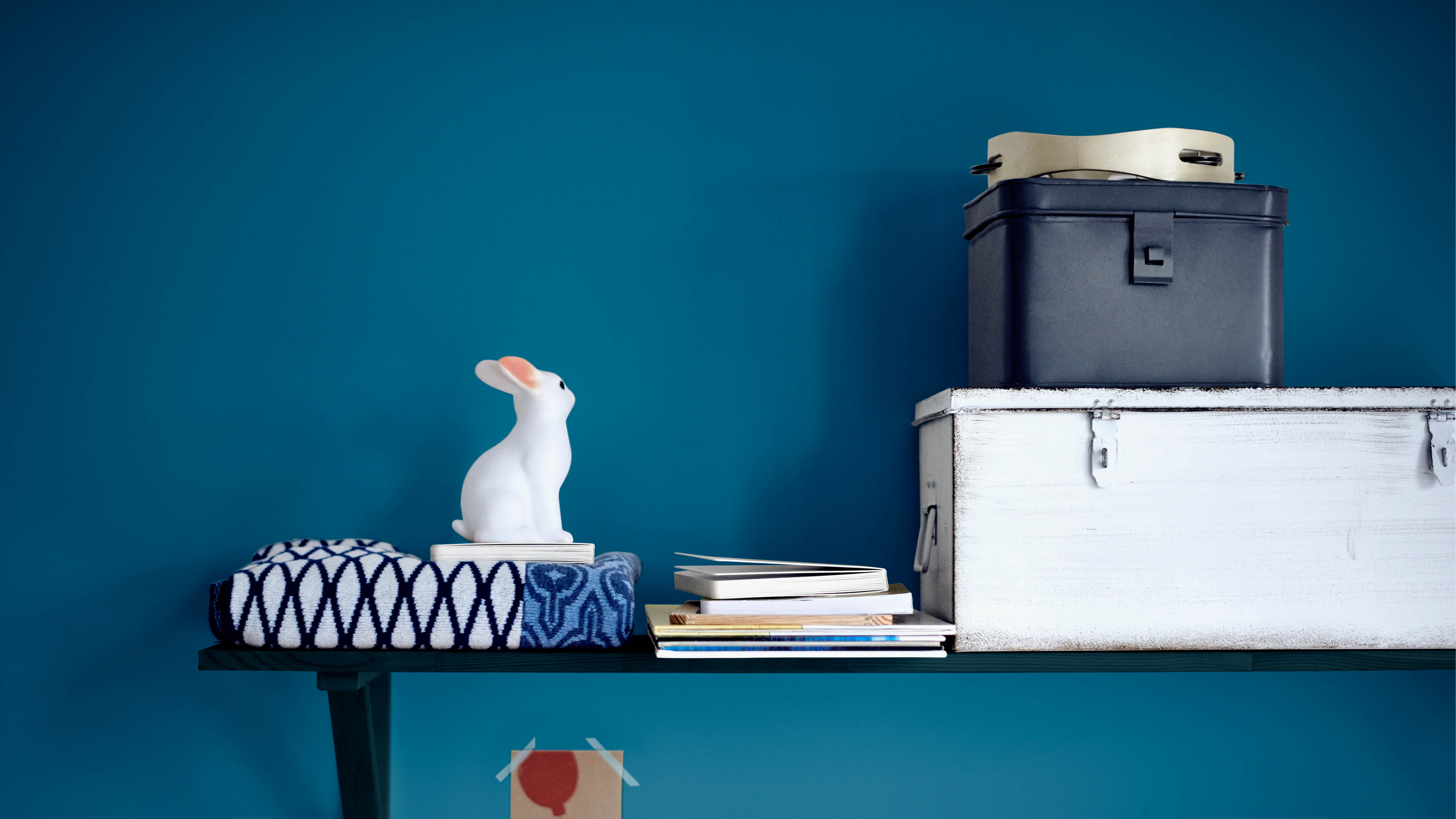 Armarios azules Los destellos de color en lugares inesperados, como dentro de un armario o en estantes, son una forma perfecta de darle a la habitación del bebé un toque elegante sin salirse del presupuesto.