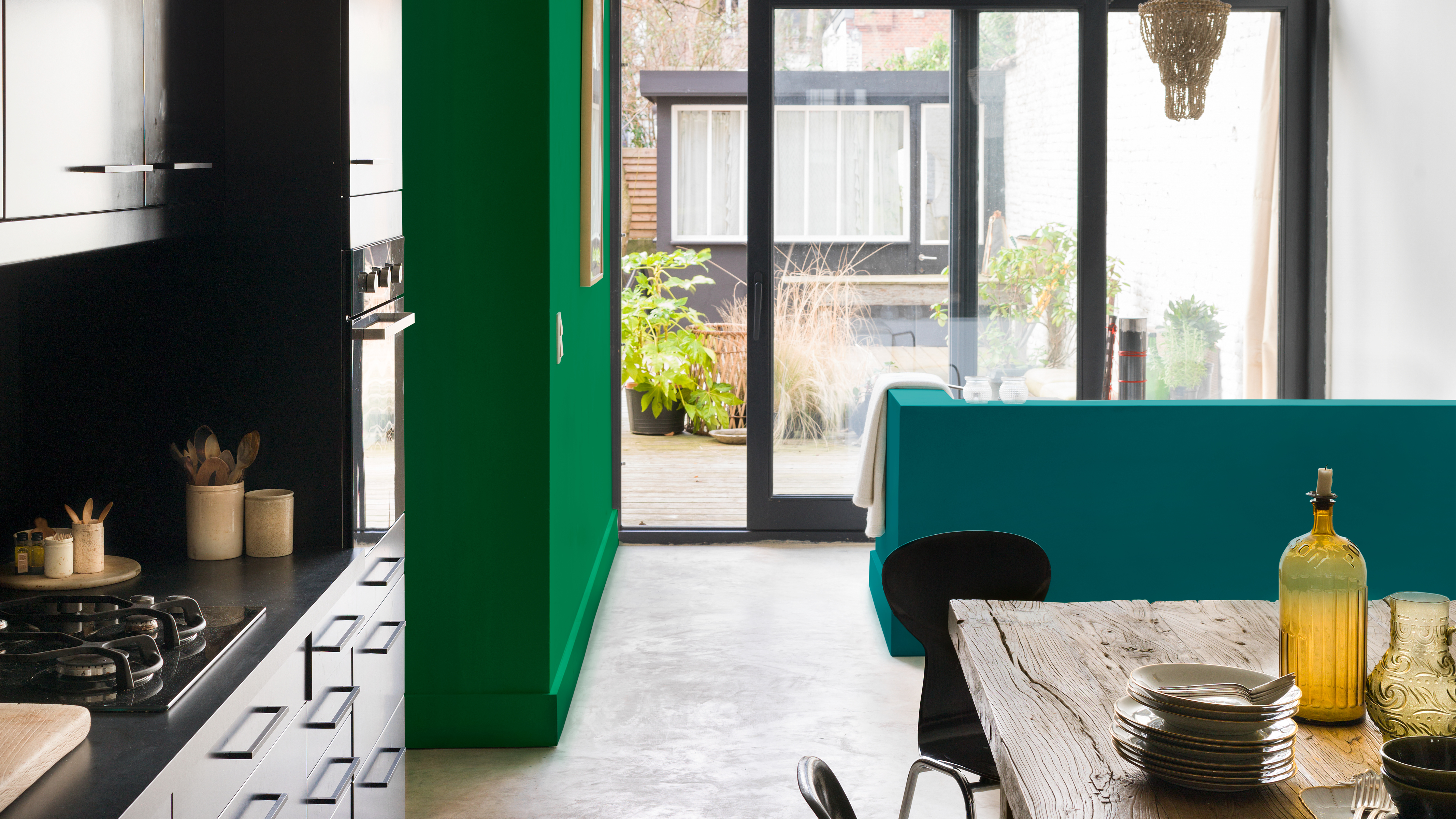 Cocinas de planta abierta con pared verde La forma más sencilla de crear un esquema sin paredes interiores armonioso es elegir uno o dos colores y emplear diferentes tonalidades de esos colores en todo el esquema.