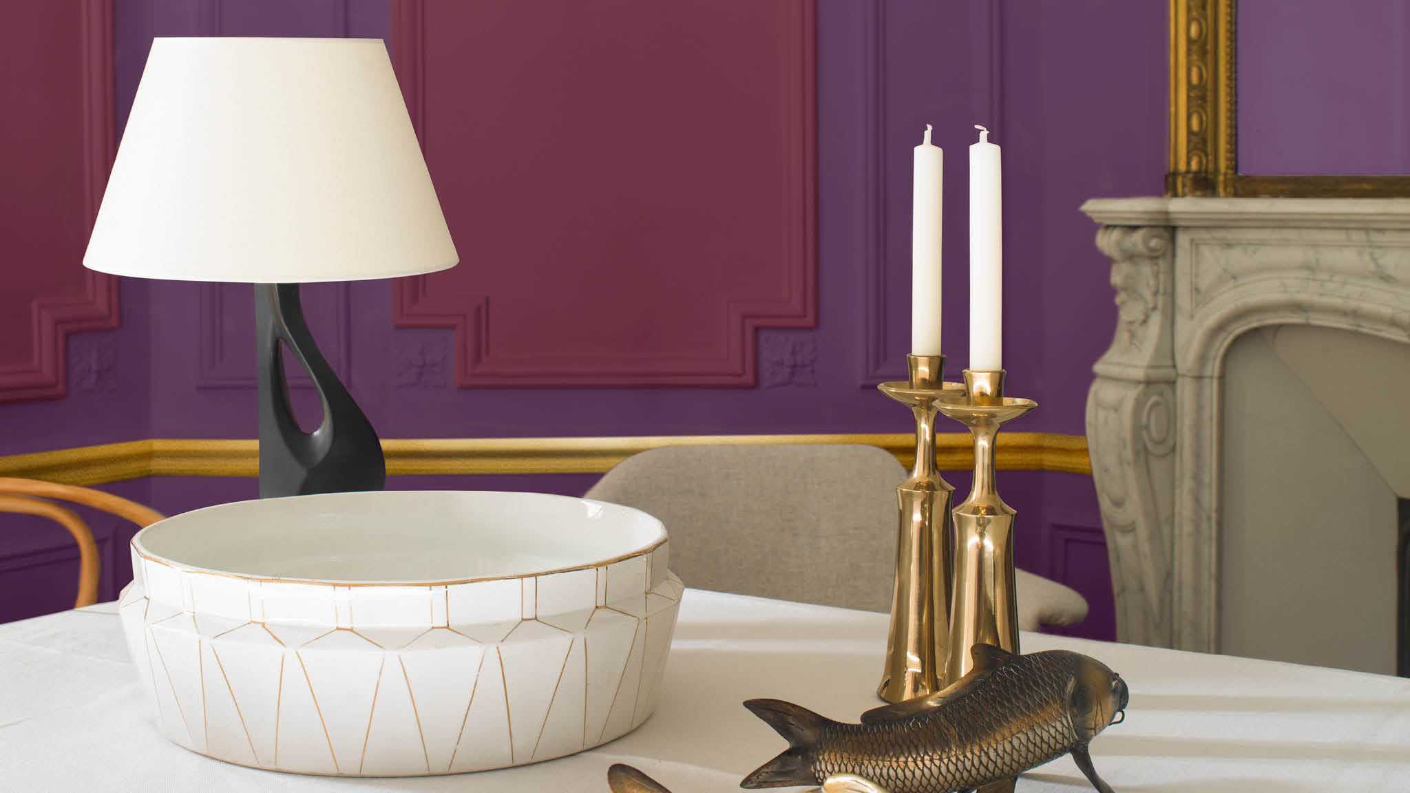 Comedor púrpura opulento Combiná tonalidades suntuosas de púrpura y rojo intenso para crear un comedor que respire grandiosidad y opulencia. Para crear un punto focal impactante, usá una tonalidad rica de púrpura en las paredes y capas de acentos mora.