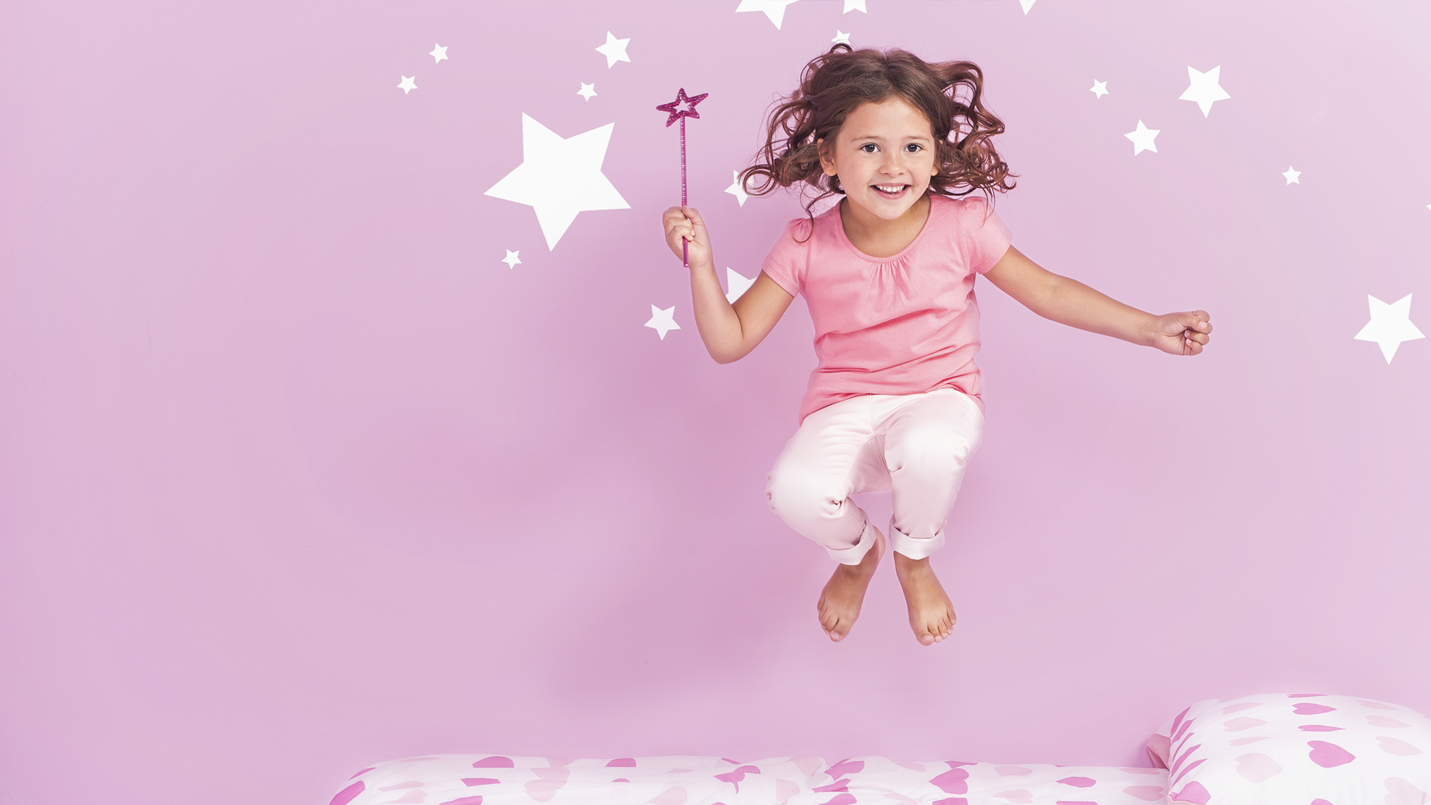 Converti la mudanza de casa en algo divertido para tus hijos Los colores que elijas para la habitación de tu hijo pueden ser decisivos en su percepción del nuevo entorno y también le ayudarán a estar más contento y sentirse seguro.
