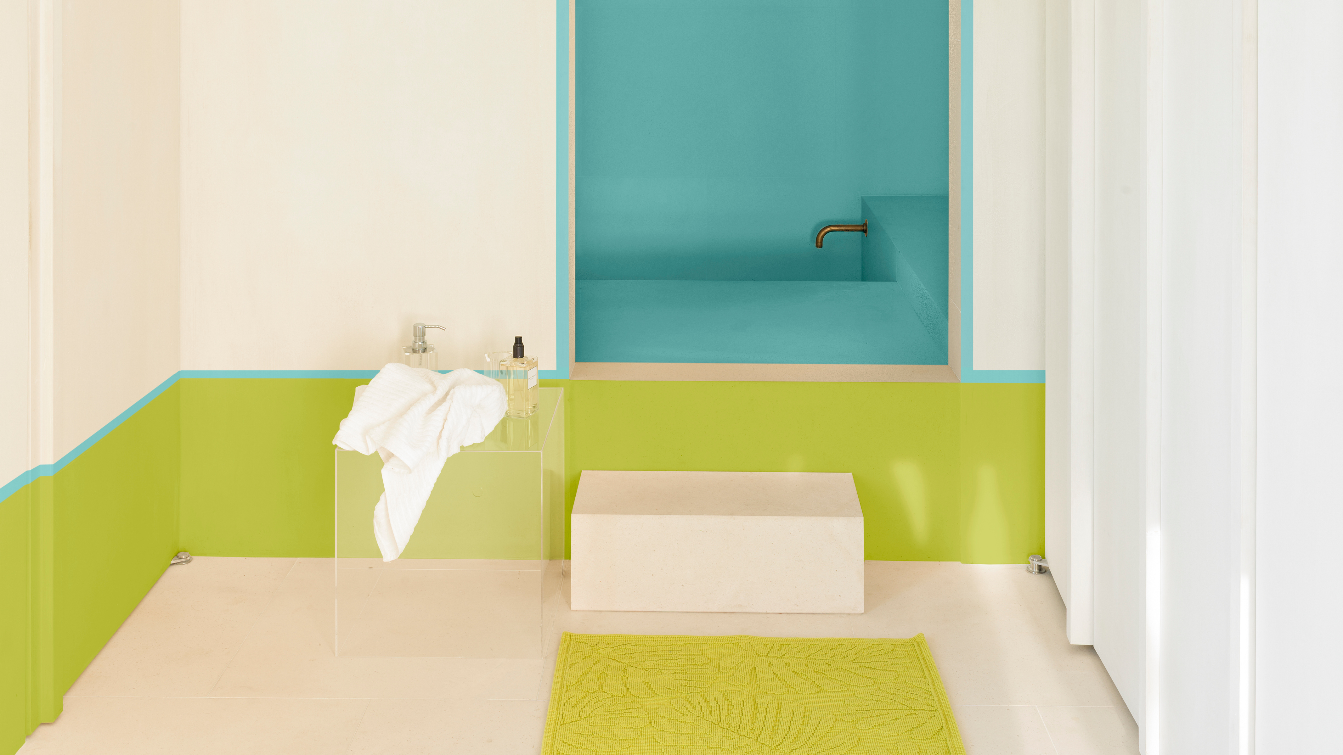 Creá una característica colorida Si tu casa no tiene características arquitectónicas, no hay motivo por el que no puedas crear tus propias características solo con pintura.