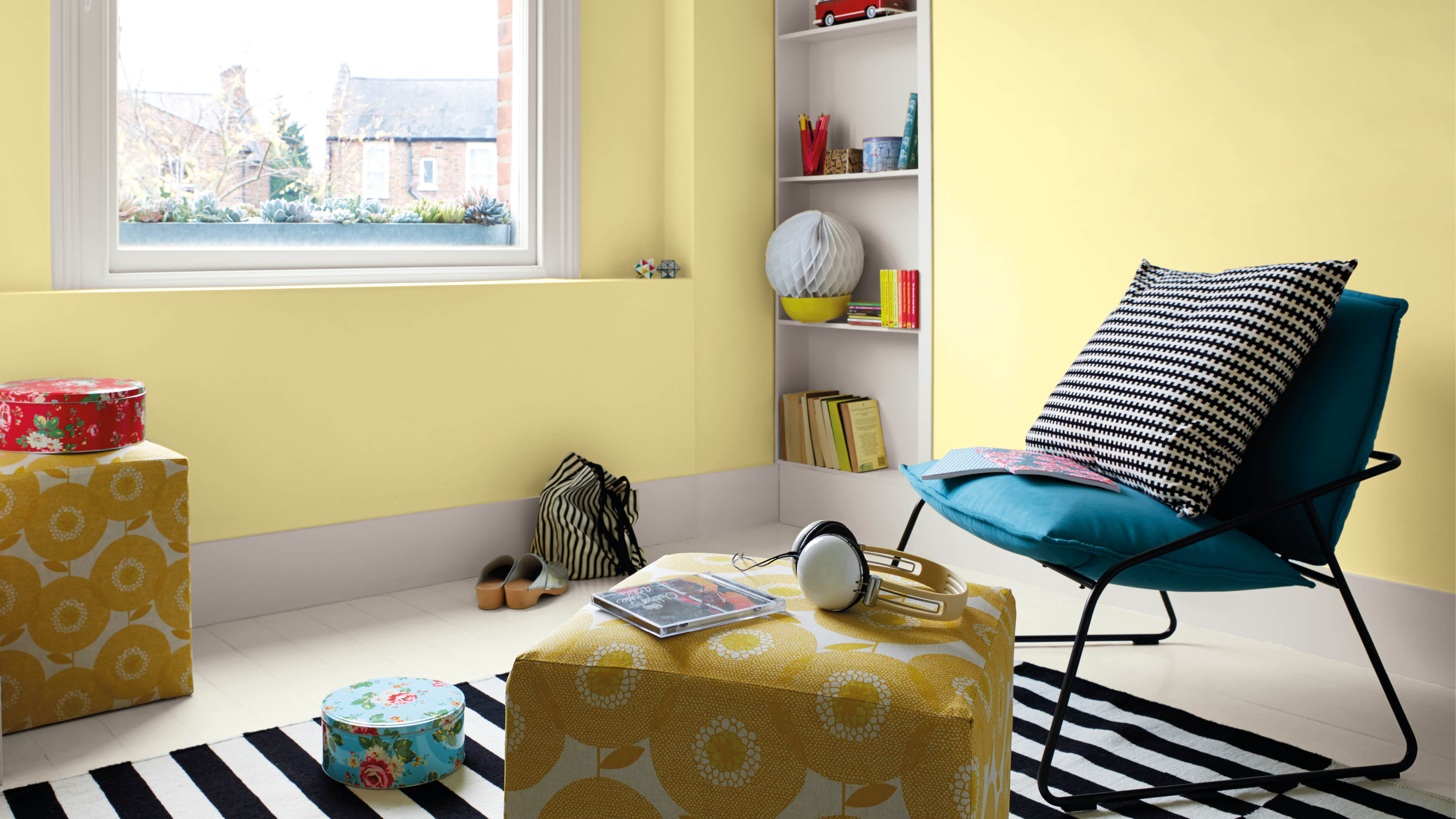 Dormitorio amarillo cítrico Los colores cítricos, cálidos y apasionados, son muy llamativos si se combinan con tonos neutros fríos y discretos. Considerá tonos cálidos de amarillo limón, naranja efervescente, verde kiwi y naranja rojizo.