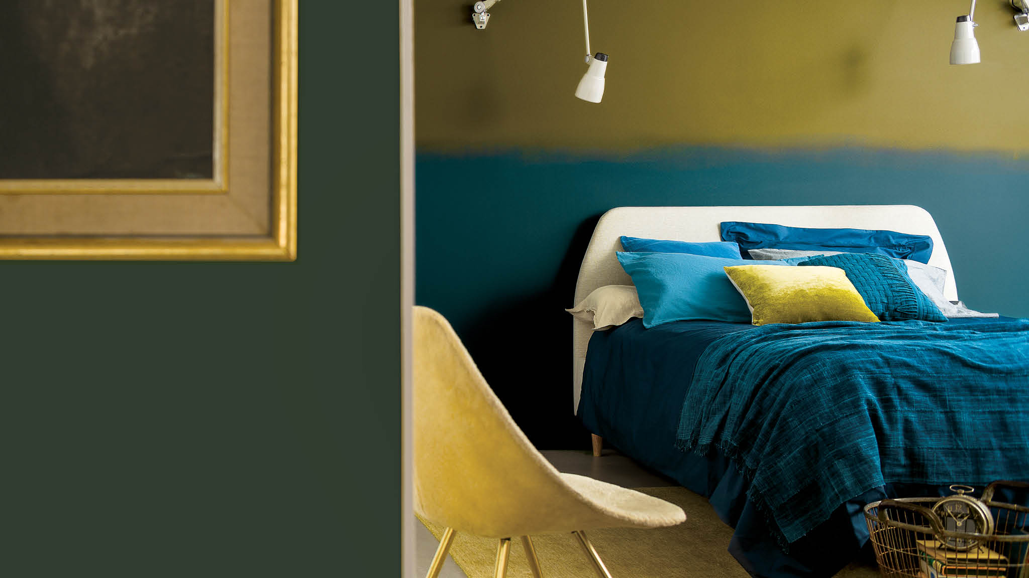 Dormitorio azul y amarillo Los azules suaves y etéreos son una elección muy común para dormitorios, y con razón; está demostrado que estas tonalidades estimulantes y optimistas ayudan a dormir, producen relajación y disminuyen la presión sanguínea.