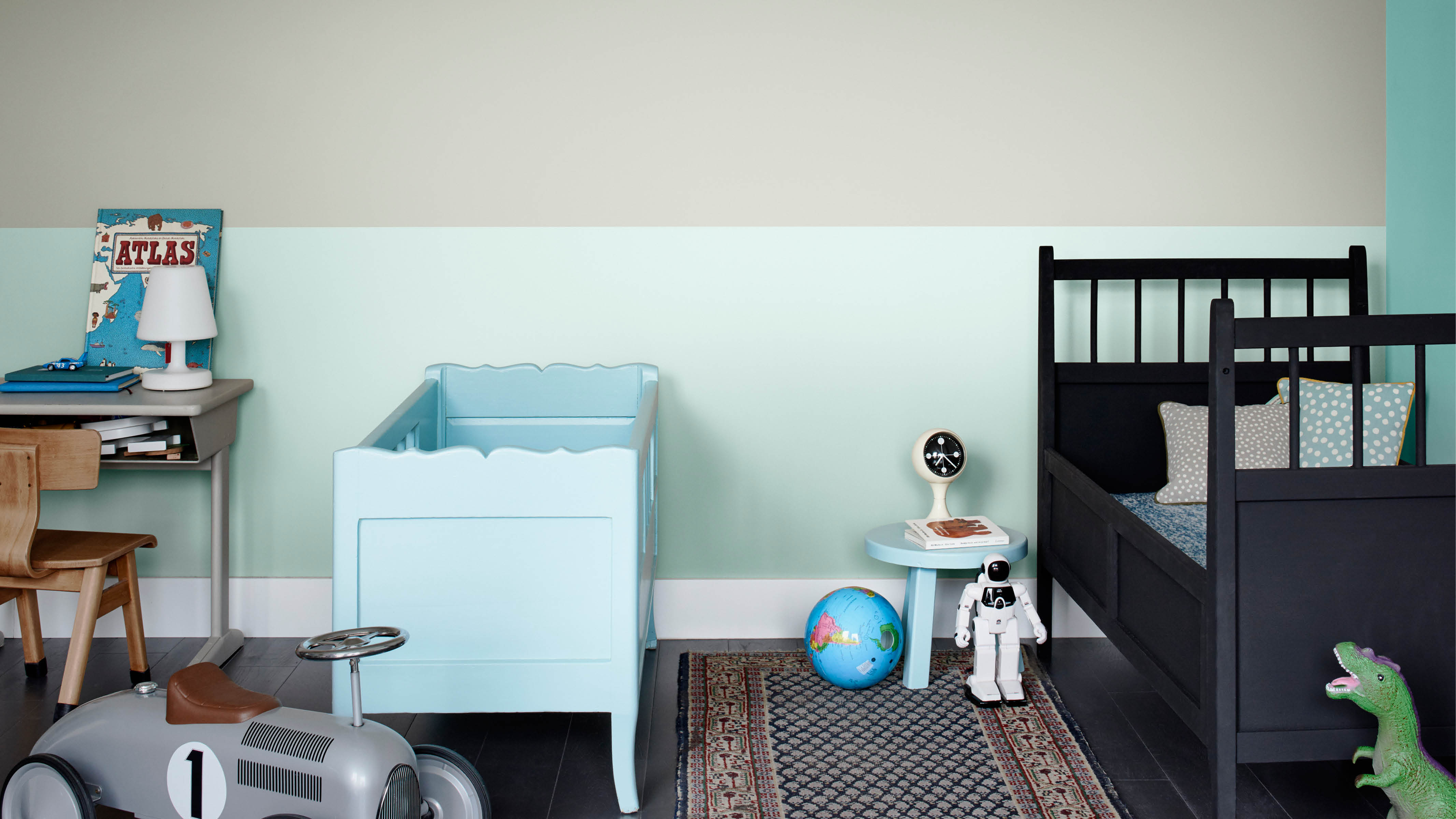 Dormitorio compartido con paredes a rayas Rayas horizontales atrevidas de diversas tonalidades de verde son una opción atemporal y funcionan tanto para niños como para niñas de todas las edades.