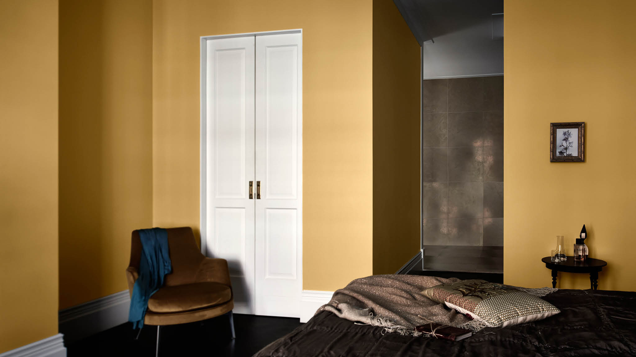 Dormitorio dorado metalizado Para lograr un dormitorio romántico con un toque moderno, podés pintar las paredes de un cobre intenso o una tonalidad más oscura de dorado.