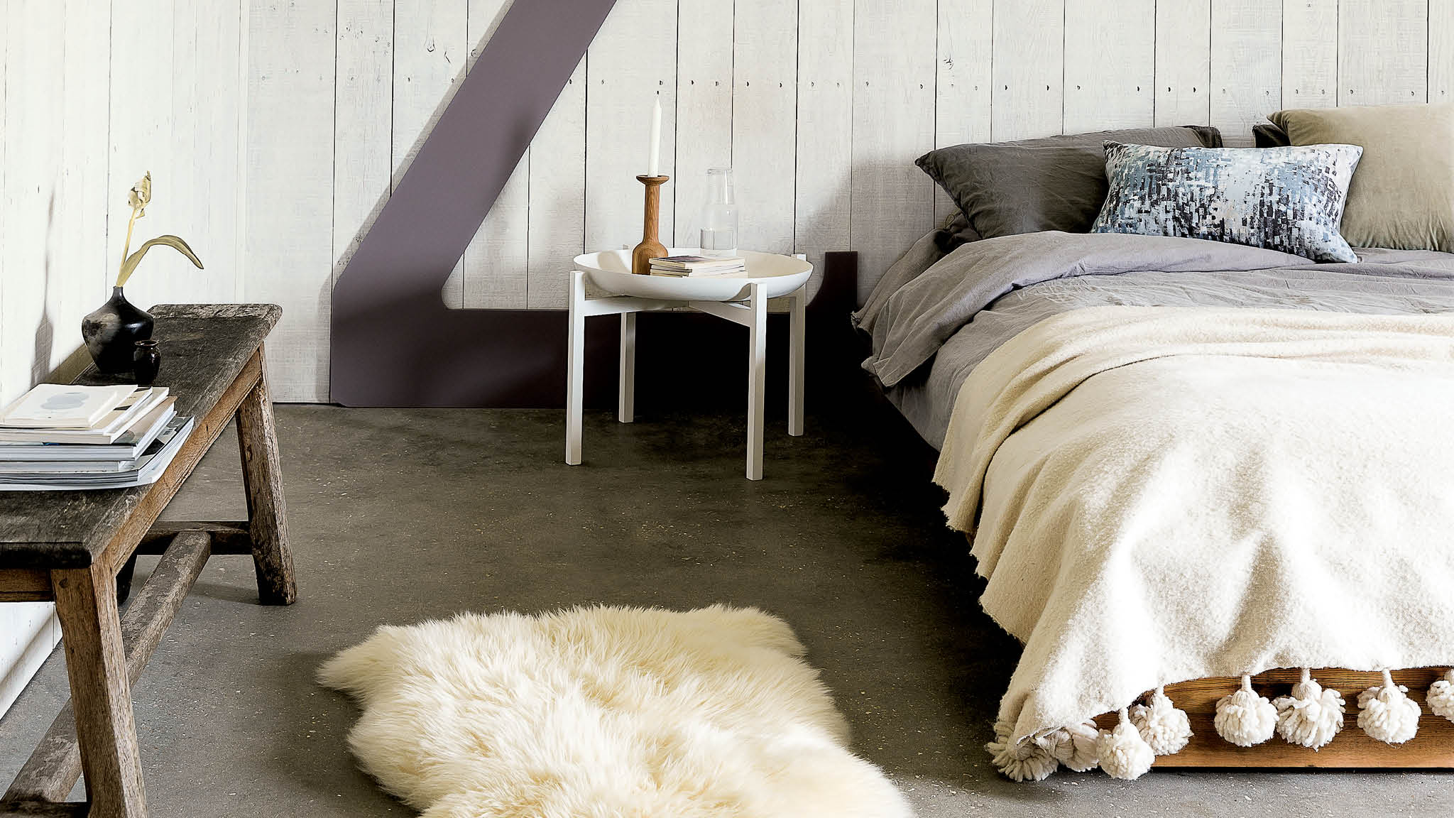 Dormitorio lila y gris Una de las formas más sencillas de crear romance en tu dormitorio es combinar una paleta de colores suaves y delicados para lograr un aspecto tremendamente sutil y bien equilibrado.
