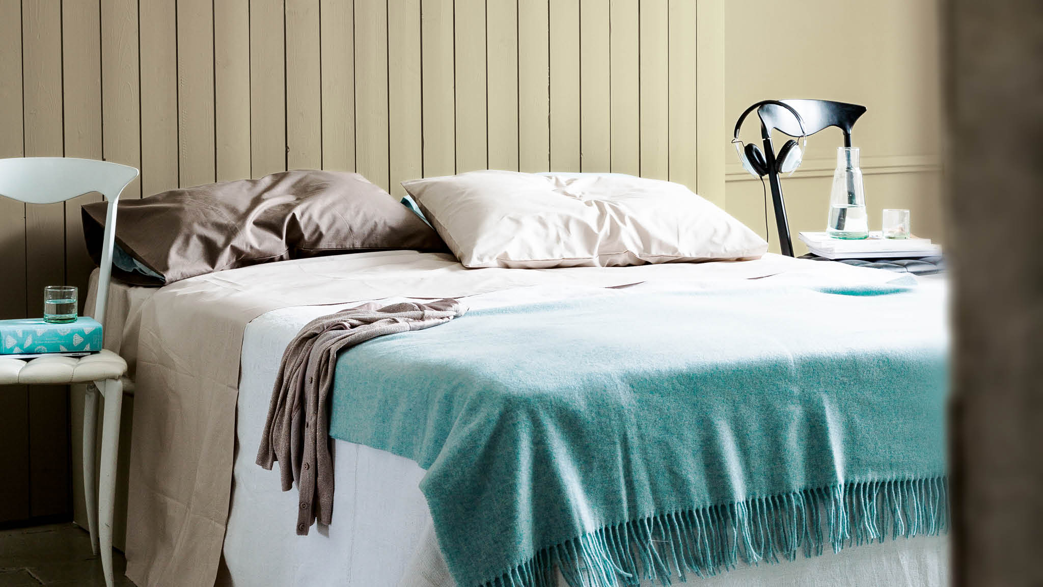 Dormitorio neutro No descartés los neutros si tu idea es crear un esquema de dormitorio suave y etéreo. Una paleta de tonalidades claras que contenga trazos terrosos cálidos es una forma sofisticada de crear un entorno romántico.