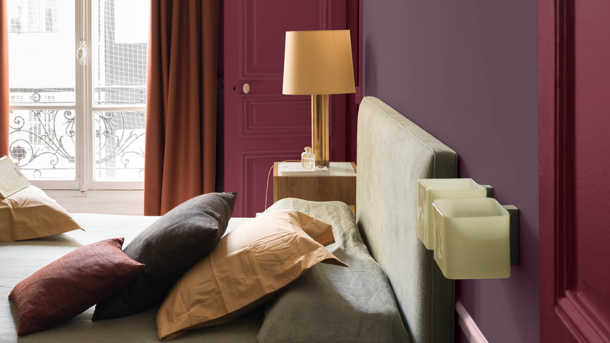 Dormitorio púrpura Simulá el lujo de un hotel estilo boutique con una paleta de púrpuras intensos. El púrpura, suntuoso y sereno, puede ser difícil de manejar, pero con la combinación adecuada de colores complementarios puede crear una atmósfera tremendamente acogedora.