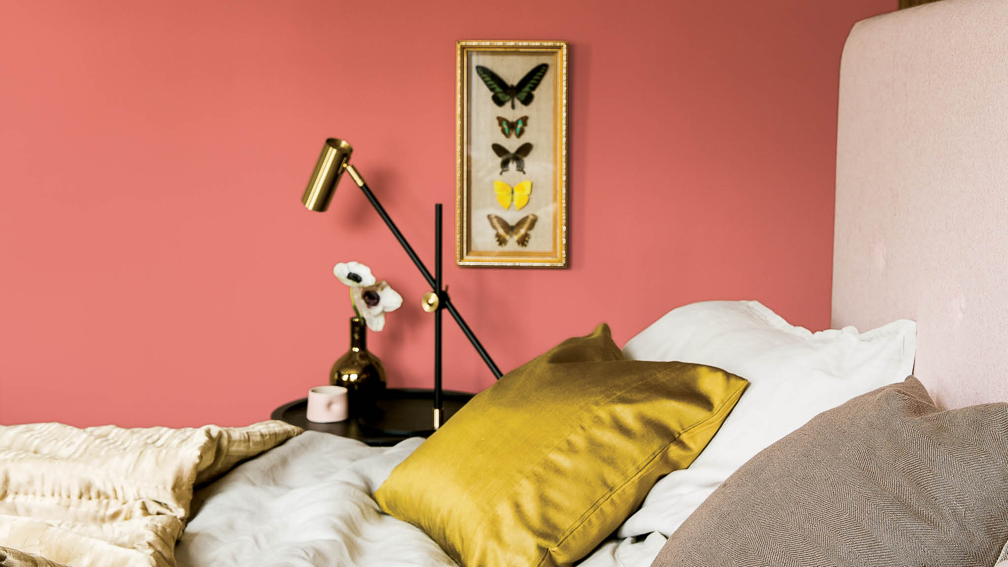 Dormitorio rosa y gris Combinar un rosa rojizo con un gris acero es una forma muy inteligente de darle un toque de belleza al dormitorio sin que parezca demasiado empalagoso.