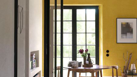 El amarillo transmite calidez todo el dia Optá por amarillos alegres en habitaciones que son más cálidas al final del día para crear un espacio luminoso y acogedor por las mañanas