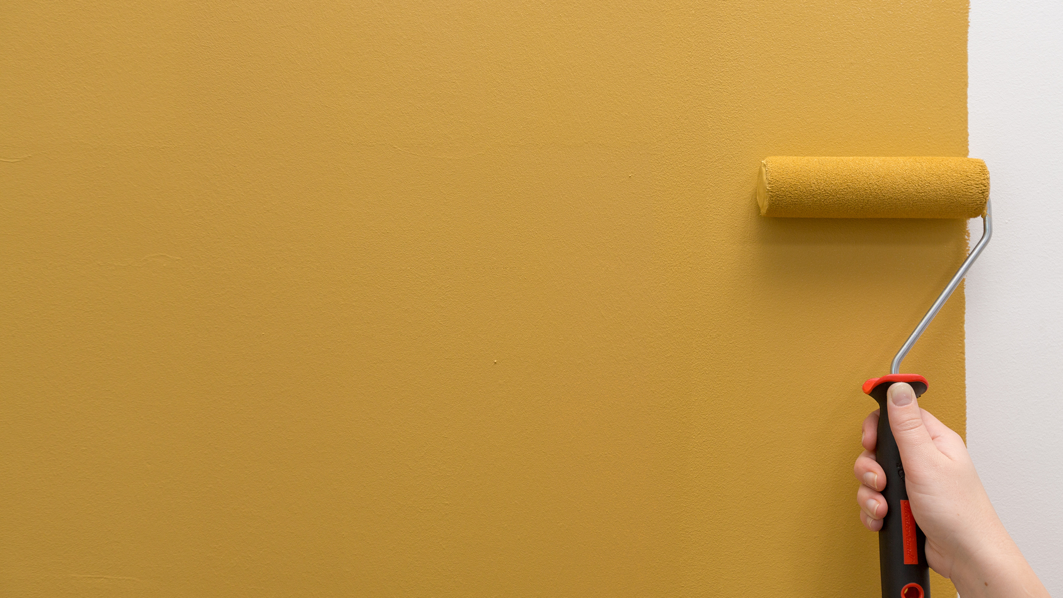 Elegí una pintura con textura cremosa Una de las características principales de una pintura de pared de buena calidad es tener una textura gruesa y cremosa que ofrezca una mejor cobertura frente a alternativas más baratas con una consistencia más fina y acuosa.