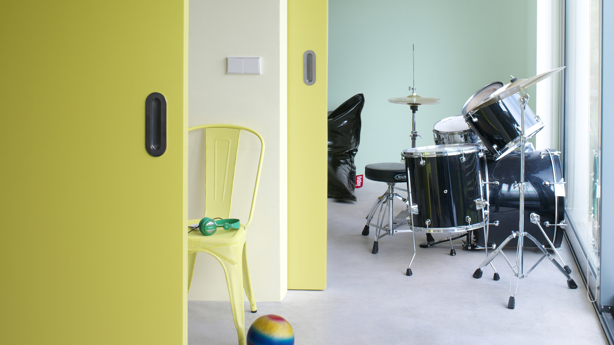 Elegi el amarillo para un dormitorio juvenil versatil Los amarillos atrevidos y los grises pueden causar un gran impacto, por lo que son una excelente opción para los adolescentes que buscan un modo de expresarse.