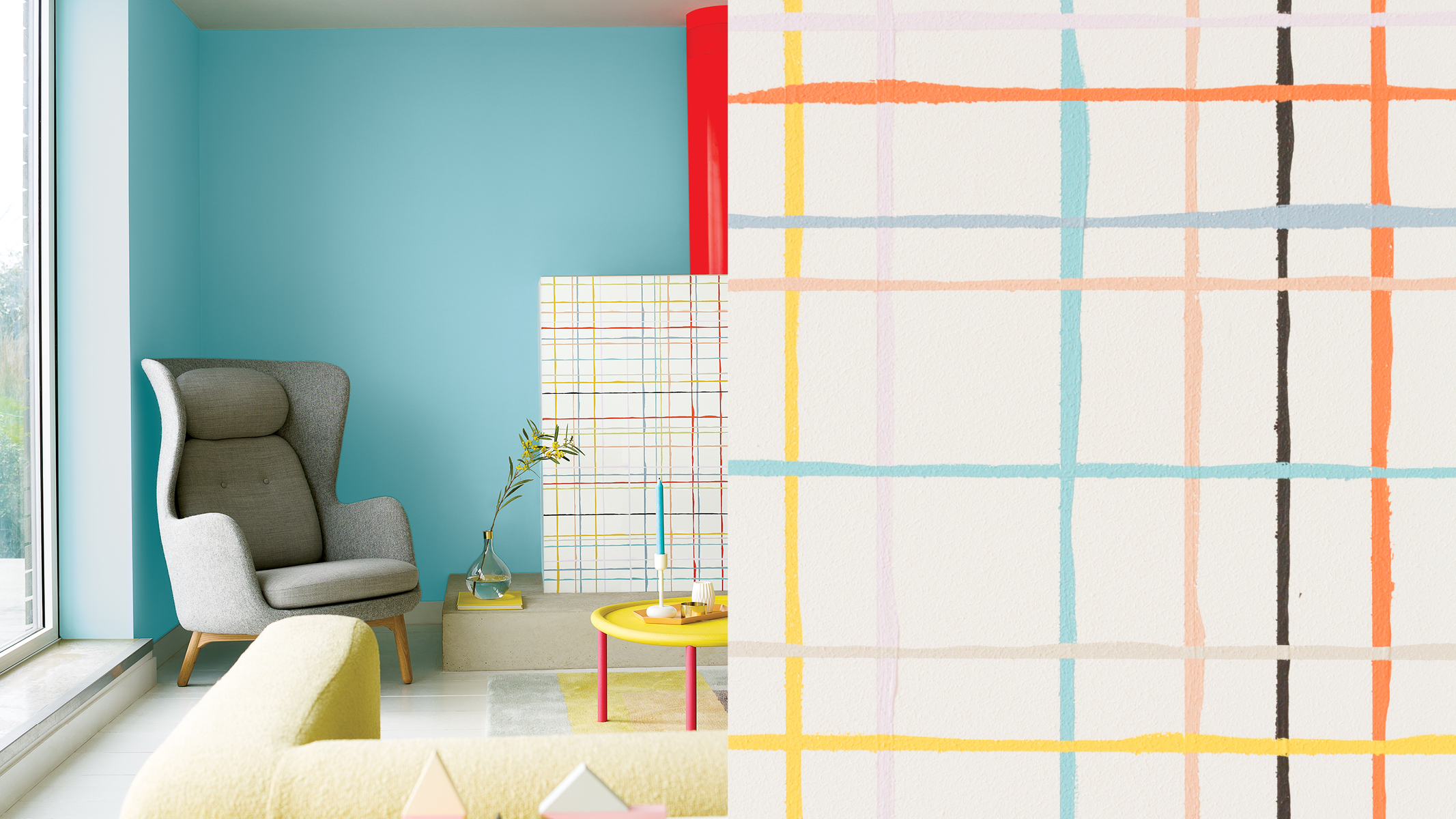 Una pared destacada de múltiples colores Aquí, vemos múltiples cuadrículas pintadas a mano con colores complementarios para dar un toque desenfadado que recuerda a un caos controlado.