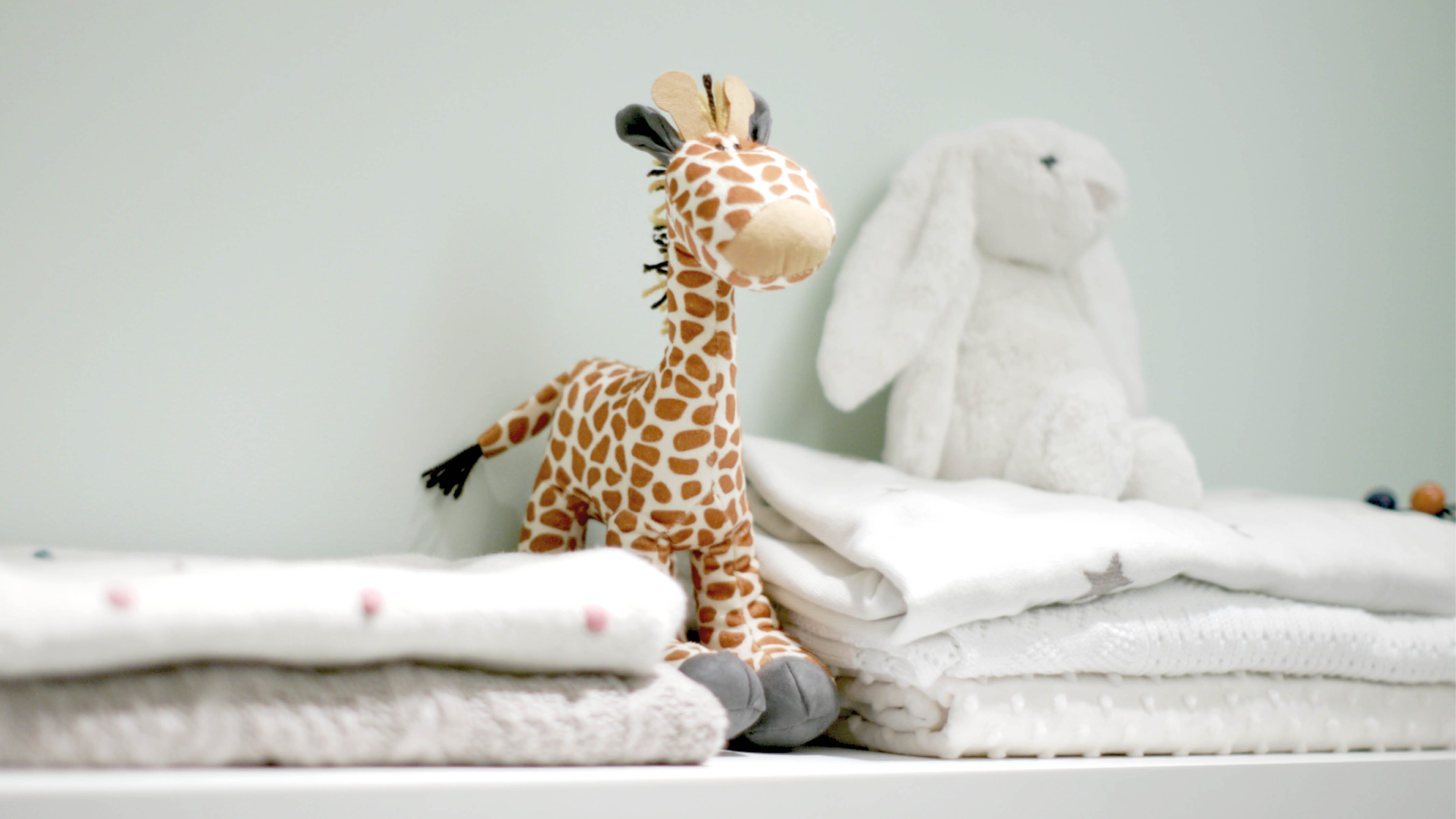 Estantes flotantes en la habitación del bebé Para evitar que el espacio se inunde con peluches y colonias, elegí unidades de almacenamiento apilables y móviles que se puedan colocar con facilidad debajo de la cuna o de un sofá cama.