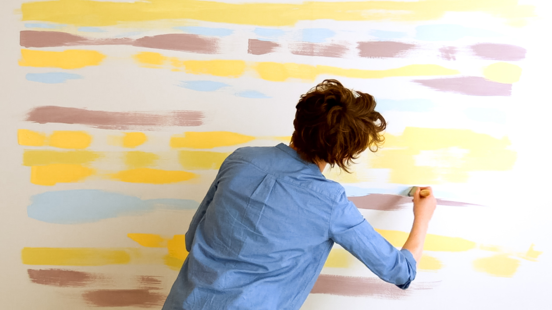 Pared destacada con líneas difuminadas Si te gustan las franjas, pero buscás algo distinto, cambialas de arriba abajo.