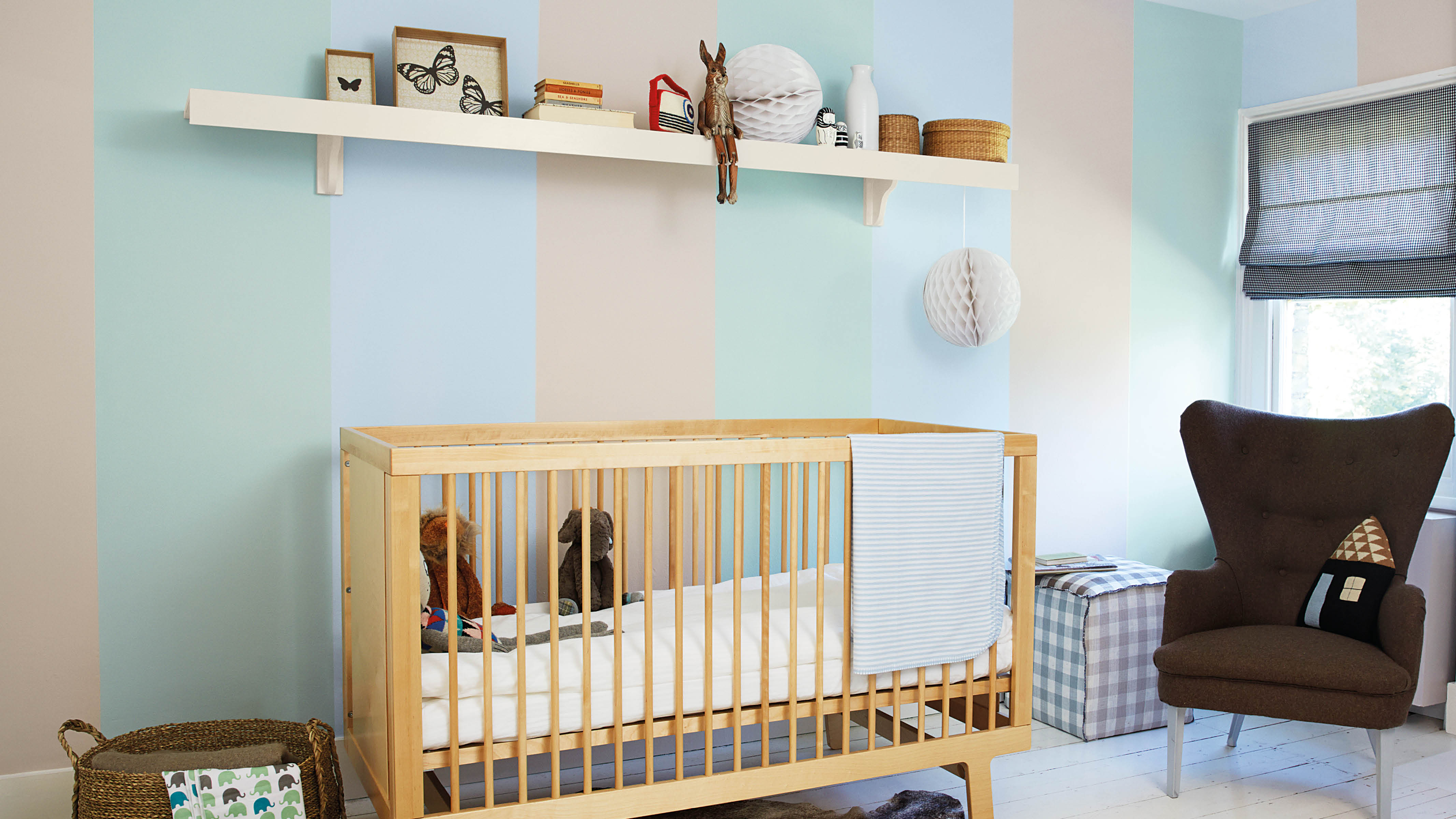 Habitación de bebé con rayas náuticas Olvidá la habitual combinación de azul, blanco y amarillo; este esquema de colores consiste en combinar diferentes tonos de azul para crear una relajante sensación de lago azul.