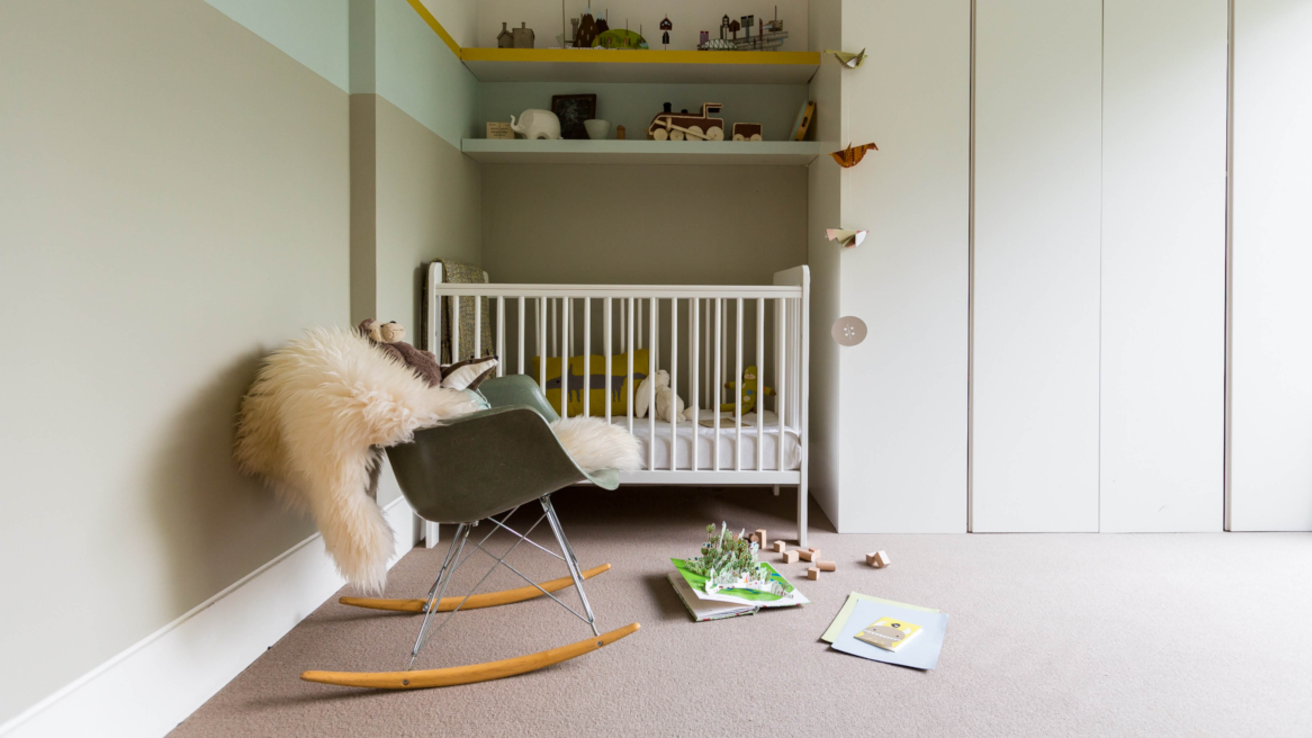 Habitación de bebé con tonos amarillos A la hora de elegir un esquema de color neutro, pensá de forma simple. La idea es crear un hermoso lienzo neutro que se puede complementar con muebles y accesorios delicados cuando nazca el bebé.