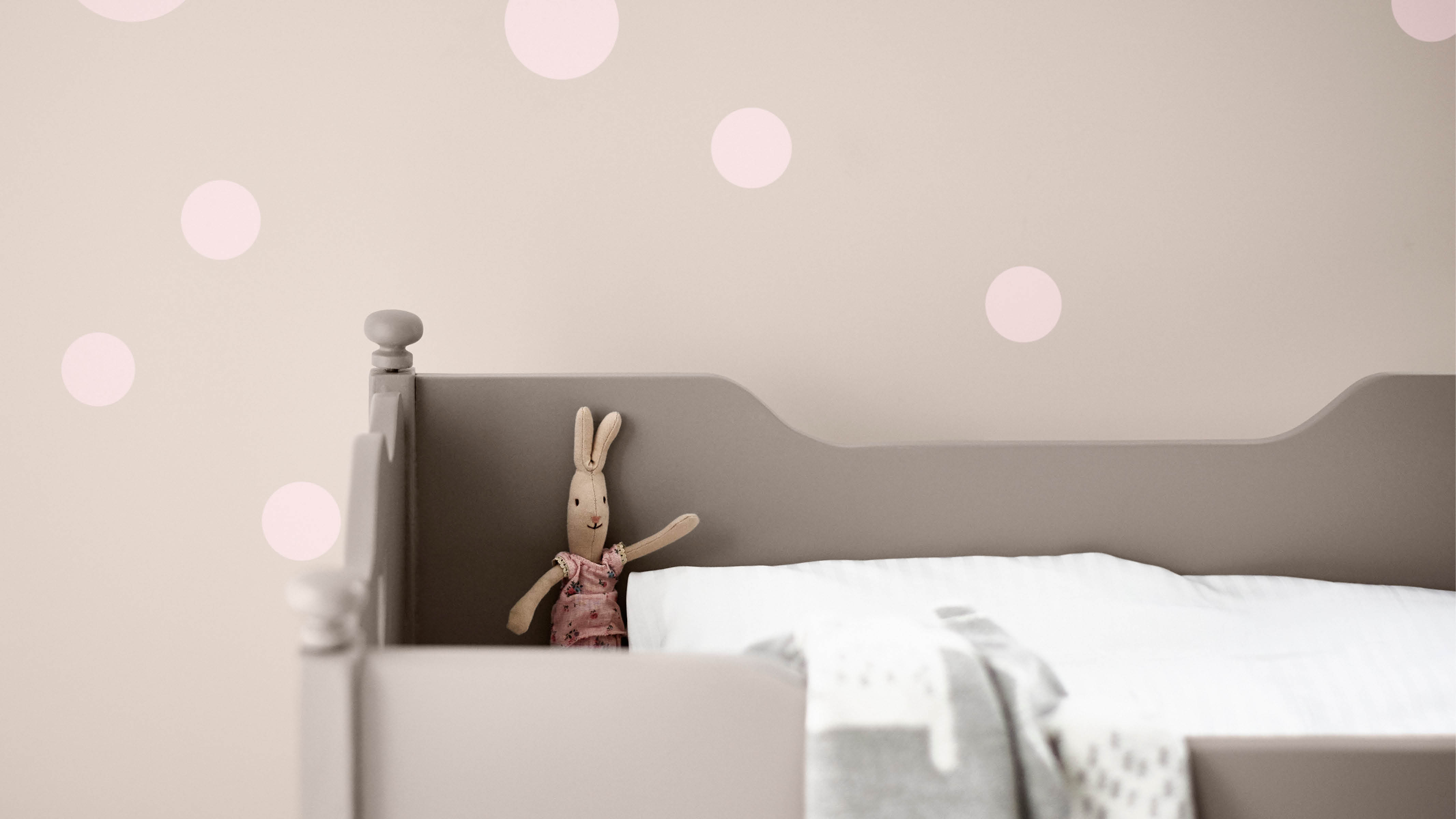 Habitación de bebé de un hermoso color pastel Los tonos atenuados ayudan a crear un esquema maravilloso, tanto bonito como moderno.