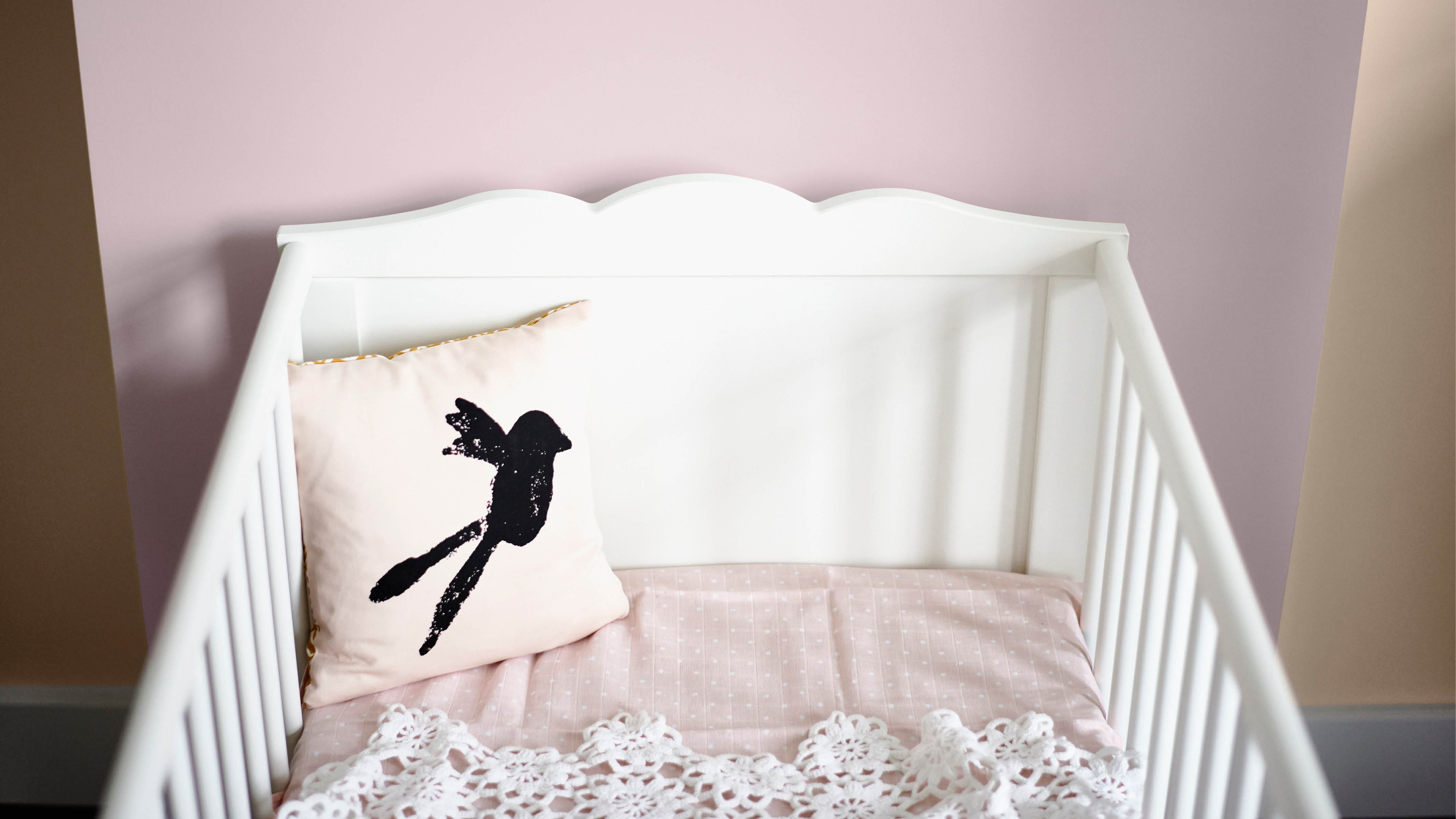 Habitación de bebé rosa y marrón Dales a los tonos pastel un toque moderno combinándolos con una tonalidad suave de marrón. Si elegís tonos pastel, pensá en colores chicle: rosa suave, limón y arándano.