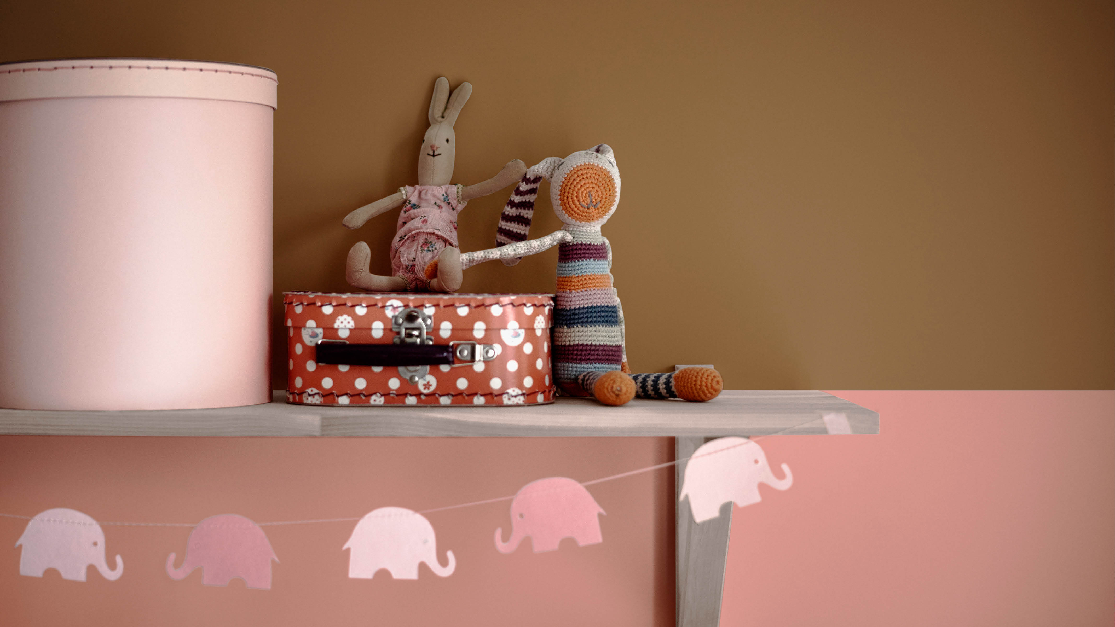 Habitación de bebé rosa y ocre Si ves la vida de color rosa, pero querés darle también un toque moderno, probá combinarlo con ocre