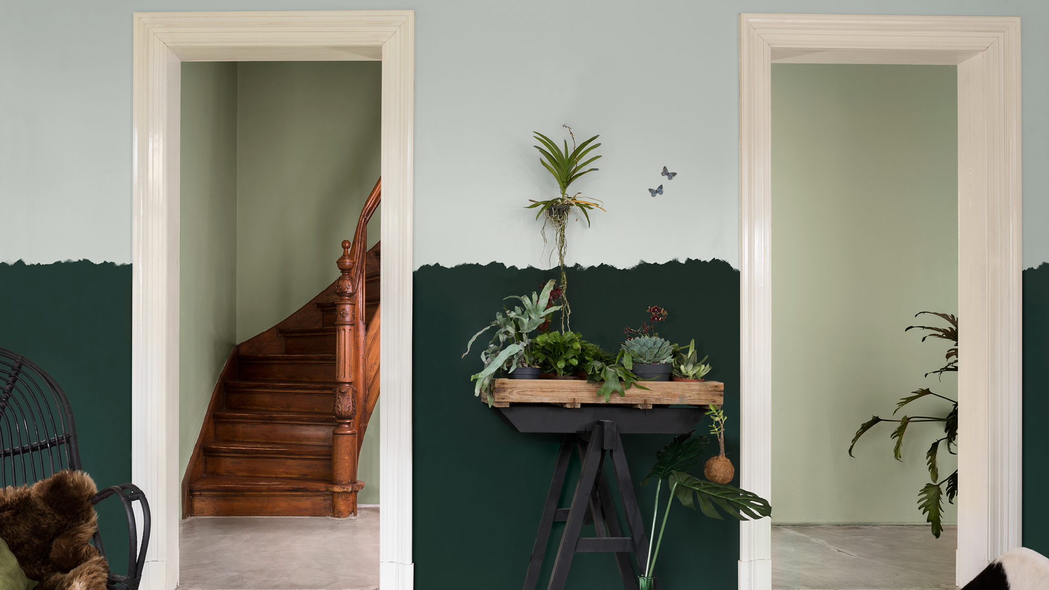 Habitación verde con escalera Relajate para pintar sin líneas duras y conseguir un aspecto más orgánico.